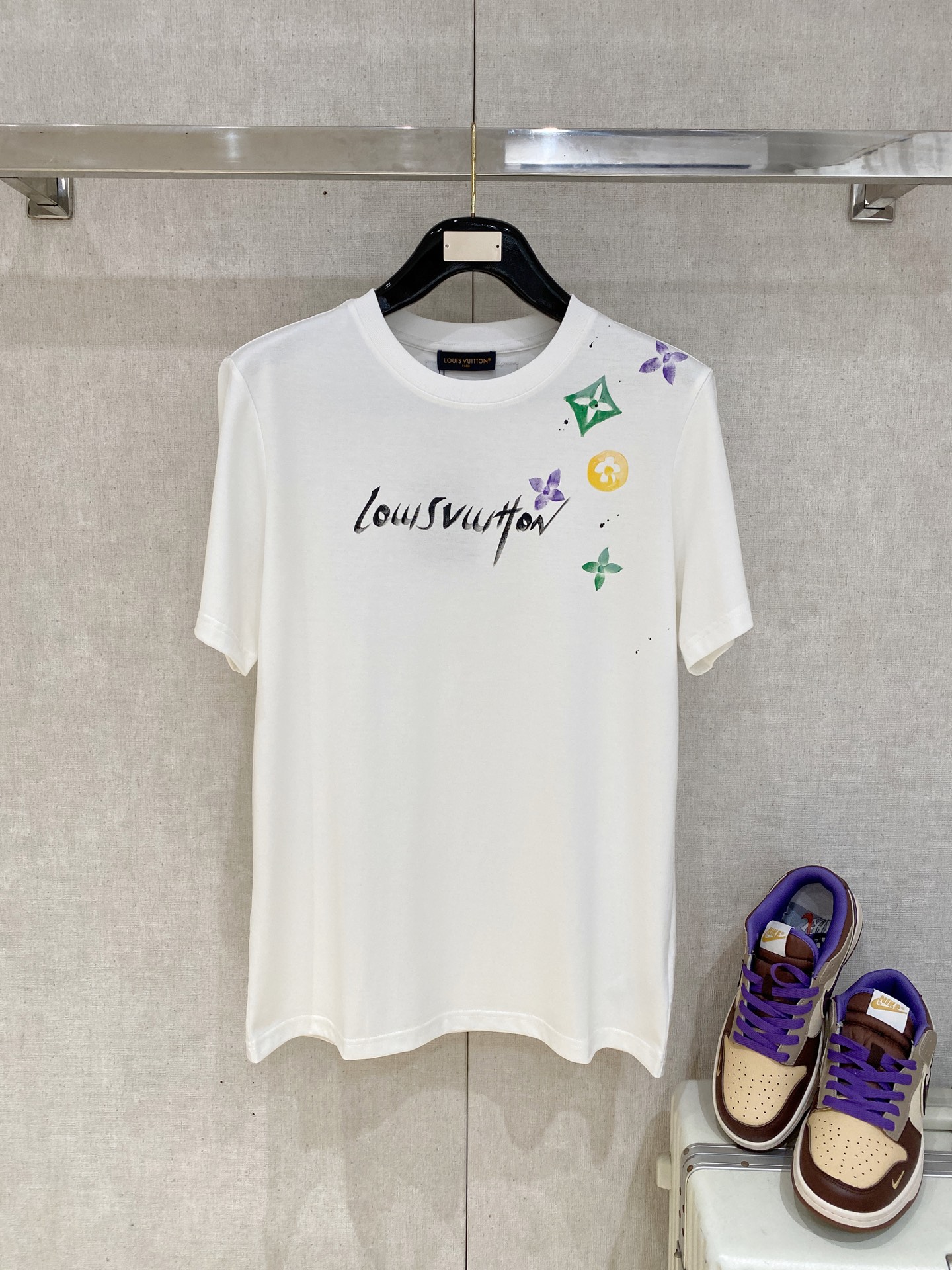 NO:757413,New LV high-end customization 2026 spring and summer new debut counter latest short-sleeved round neck T-shirt high-end customization with avant-garde and fashionable design!  Brand logo letter craft design, high-end customized cloud cotton fabric. Soft feel. Comfortable to wear. Counter-level exquisite stitching. Fine workmanship. The upper body effect is incomparably handsome!  A must-have item for a stylish man!  Color Black White Size S-2XL,,louis vuitton,T-shirt,tees,t-shirt,19860909新款 LV高端定制 2026春夏新款首发专柜最新款短袖圆领T恤 高端订制 设计前卫时尚！品牌logo字母工艺设计 高端定制云朵棉面料.手感柔软.穿着舒适.专柜级别精致车线.做工精细.上身效果无敌帅气！型男必备单品！ 颜色黑色 白色 码数S-2XL,,louis vuitton,T-shirt,tees，t-shirt,,Men's clothing