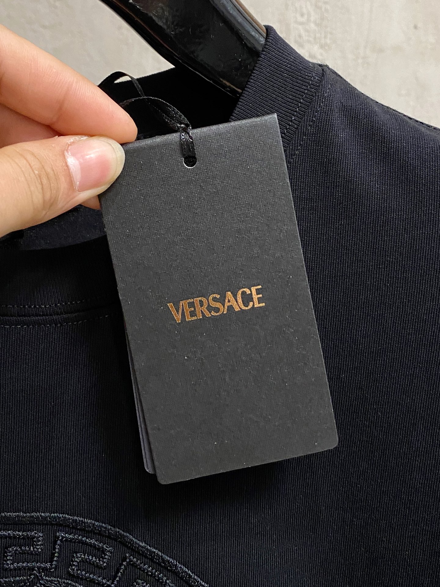 P120🍀 范思*Versace 25SS春夏新款首发专柜最新款短袖圆领T恤 高端订制 设计前卫时尚！品牌logo重工艺设计，高端定制面料，手感柔软，穿着舒适，客供进口高档面料🔥质感非常细腻，细节工艺精湛考究，专柜级别精致车线，做工精细，塑造性极高的一款单品，任何时装都可以搭配，版型超级好 潮男必备单品 

颜色：白色、黑色
尺码：S-XXL
尺寸参考：
S码：肩宽45胸围101衣长68
M码：肩宽46胸围105衣长70
L码：肩宽47胸围109衣长72
XL码：肩宽48胸围113衣长74
XXL码：肩宽49胸围117衣长76
