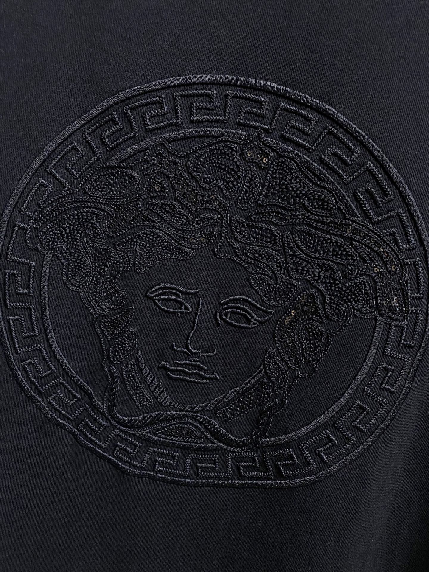 P120🍀 范思*Versace 25SS春夏新款首发专柜最新款短袖圆领T恤 高端订制 设计前卫时尚！品牌logo重工艺设计，高端定制面料，手感柔软，穿着舒适，客供进口高档面料🔥质感非常细腻，细节工艺精湛考究，专柜级别精致车线，做工精细，塑造性极高的一款单品，任何时装都可以搭配，版型超级好 潮男必备单品 

颜色：白色、黑色
尺码：S-XXL
尺寸参考：
S码：肩宽45胸围101衣长68
M码：肩宽46胸围105衣长70
L码：肩宽47胸围109衣长72
XL码：肩宽48胸围113衣长74
XXL码：肩宽49胸围117衣长76