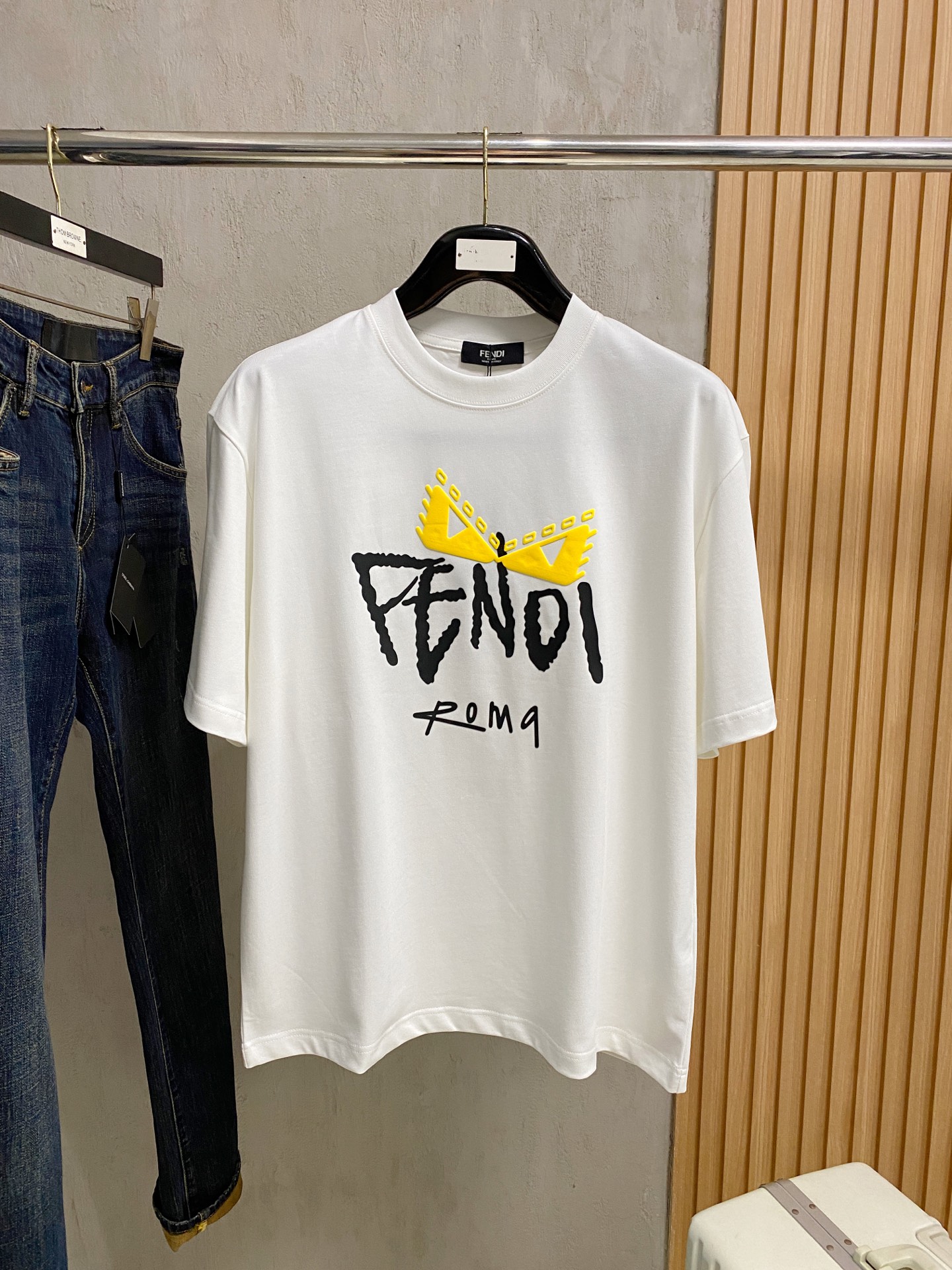 NO:468660,Ss Fendi pure cotton latest fabric classic logo pattern logo fashionable simple trendy short sleeves, the top quality counter original single short sleeves, top production craft imported fabrics, unique design of the counter model, using imported high-end customized fabrics. The official website is on sale!  Excellent fabric pattern, size..Black and white M-2XL,,fendi,T-shirt,alexander wang19860909ss芬迪纯棉最新面料经典标识图案logo时尚简约潮流短袖,最顶级的品质专柜原单短袖,顶级制作工艺进口面料,专柜款独特设计,采用进口高端订制面料.官网在售！面料版型超赞 码数..黑白色 M-2XL,,fendi,T-shirt,alexander wang,Men's clothing