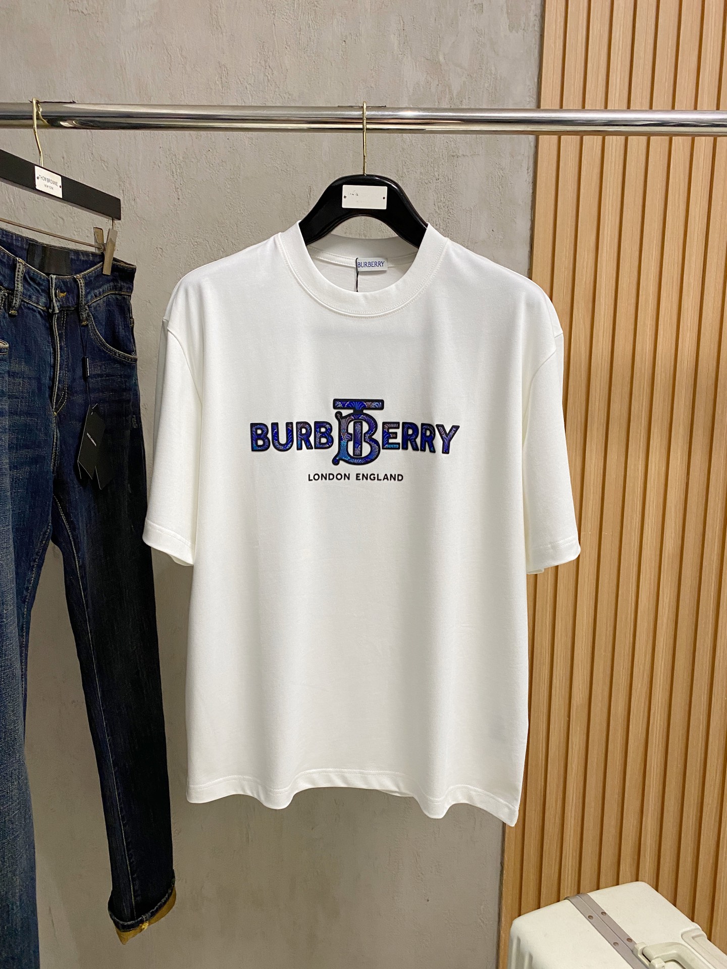 NO:468666,Ss Burberry pure cotton latest fabric classic logo pattern logo fashionable simple trendy short sleeves, top quality counter original single short sleeves, top production craft imported fabrics, unique design of counter style, using imported high-end customized fabrics. The official website is on sale!  Excellent fabric fit, size..Black and white M-2XL, burberry, T-shirt, alexander wang19860909ss巴宝莉纯棉最新面料经典标识图案logo时尚简约潮流短袖,最顶级的品质专柜原单短袖,顶级制作工艺进口面料,专柜款独特设计,采用进口高端订制面料.官网在售！面料版型超赞 码数..黑白色 M-2XL,,burberry,T-shirt,alexander wang,Men's clothing