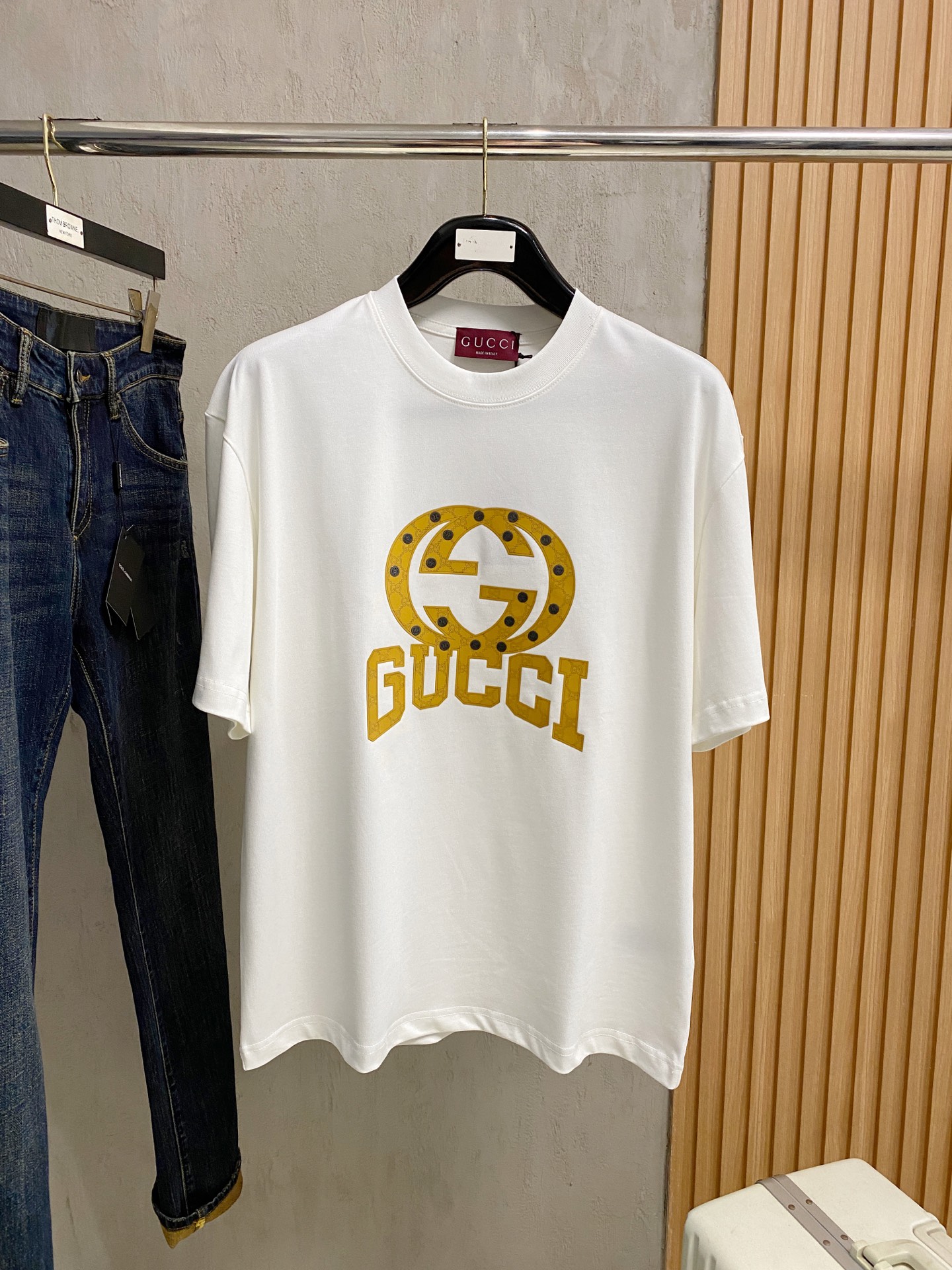 NO:468672,Ss Gucci pure cotton latest fabric classic logo pattern logo fashionable simple trendy short sleeves, the top quality counter original single short sleeves, top production craft imported fabrics, unique design of the counter model, using imported high-end customized fabrics. The official website is on sale!  Excellent fabric fit, size..Black and white M-2XL, gucci, T-shirt, alexander wang19860909ss古驰纯棉最新面料经典标识图案logo时尚简约潮流短袖,最顶级的品质专柜原单短袖,顶级制作工艺进口面料,专柜款独特设计,采用进口高端订制面料.官网在售！面料版型超赞 码数..黑白色 M-2XL,,gucci,T-shirt,alexander wang,Men's clothing