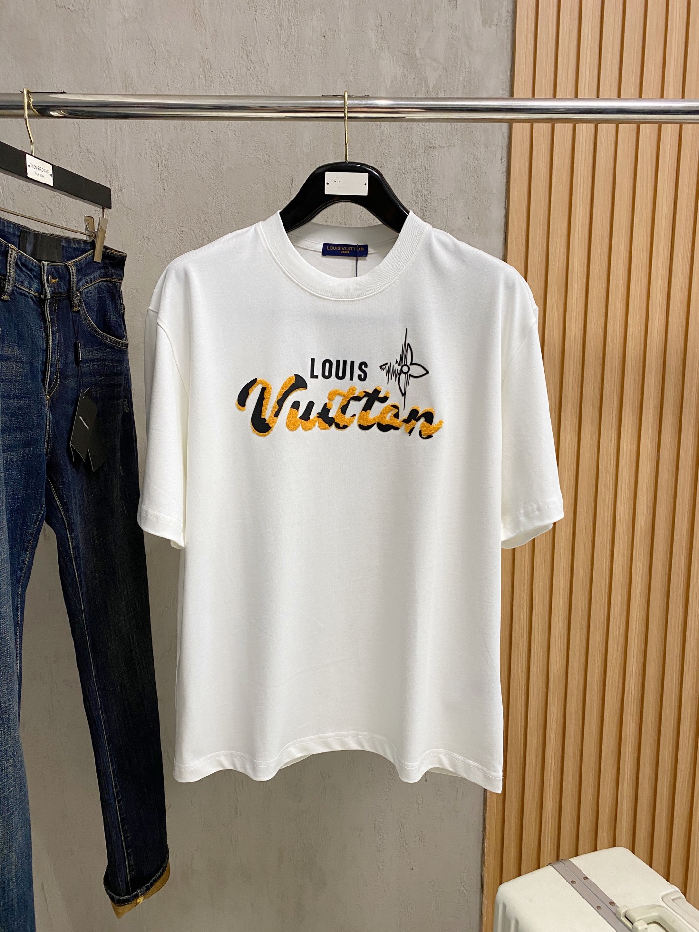 NO:468678,The latest ssLV pure cotton fabric, classic logo, logo, fashionable, simple and trendy short sleeves, the top quality counter original single short sleeves, the top production process imported fabric, the unique design of the counter model, using imported high-end customized fabrics. The official website is on sale!  Fabric style, size..Black and white M-2XL,,louis vuitton,T-shirt,alexander wang19860909ssLV纯棉最新面料经典标识图案logo时尚简约潮流短袖,最顶级的品质专柜原单短袖,顶级制作工艺进口面料,专柜款独特设计,采用进口高端订制面料.官网在售！面料版型超赞 码数..黑白色 M-2XL,,louis vuitton,T-shirt,alexander wang,Men's clothing