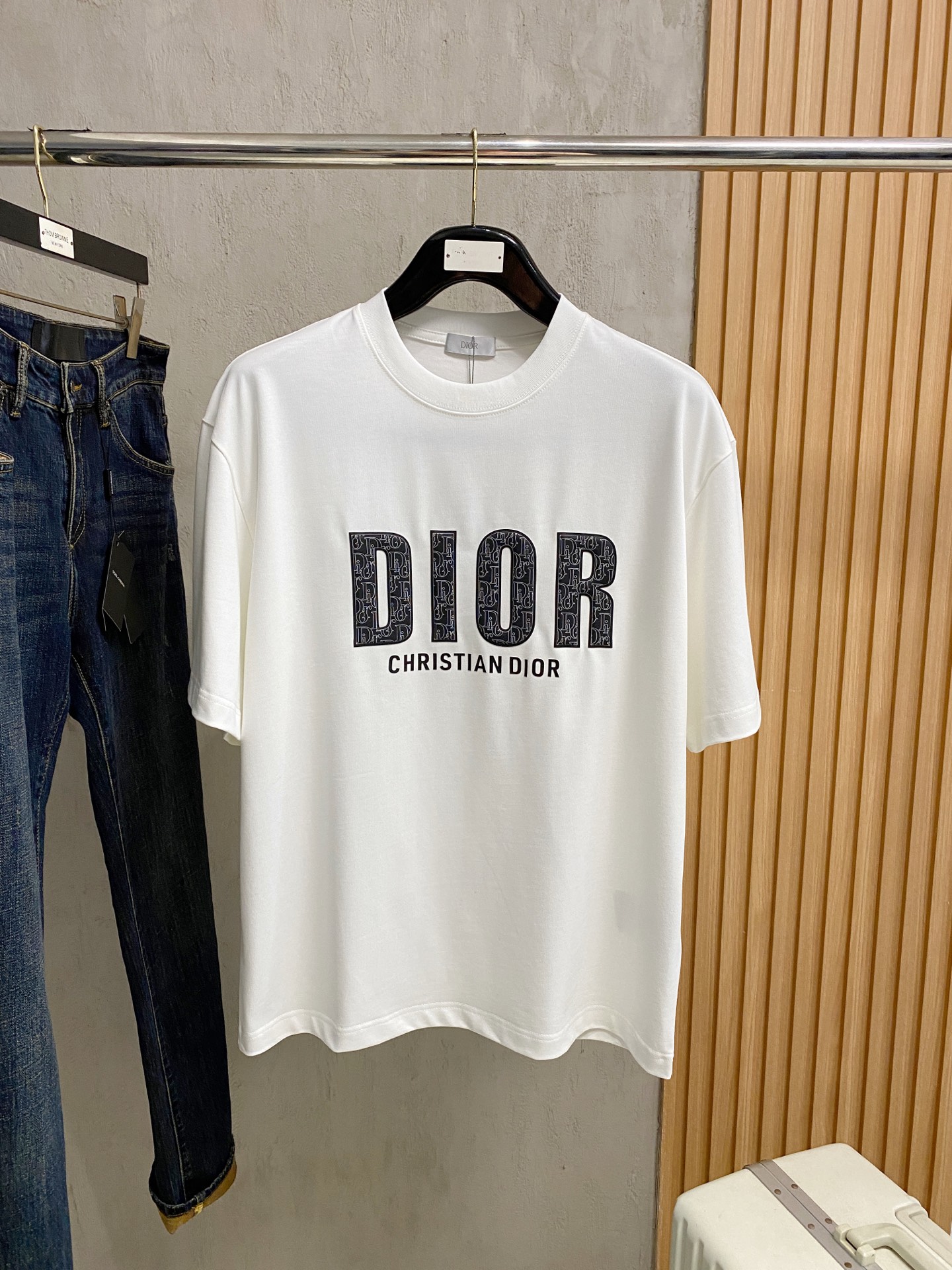 NO:468684,Ss Dior pure cotton latest fabric, classic logo, logo, fashionable, simple and trendy short sleeves, the top quality counter original single short sleeves, top production craft imported fabrics, unique design of the counter model, using imported high-end customized fabrics. The official website is on sale!  Excellent fabric fit, size..Black and white M-2XL,,dior,T-shirt,alexander wang19860909ss迪奥纯棉最新面料经典标识图案logo时尚简约潮流短袖,最顶级的品质专柜原单短袖,顶级制作工艺进口面料,专柜款独特设计,采用进口高端订制面料.官网在售！面料版型超赞 码数..黑白色 M-2XL,,dior,T-shirt,alexander wang,Men's clothing