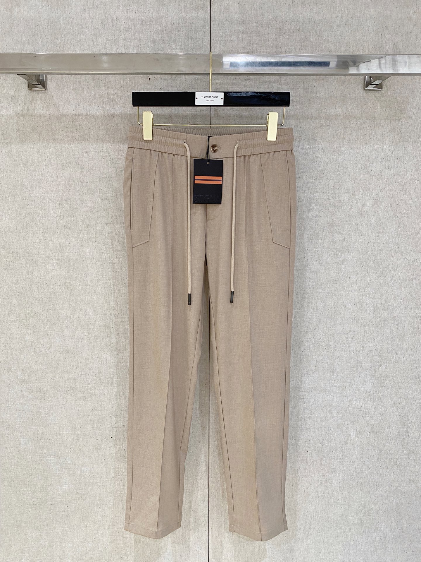 NO:410649,The counter official website will be released simultaneously! All accessories are customized for original products, and the trading company's genuine product orders. High-end custom imported fabrics are extracted from natural plant fibers. They are thinner than ordinary cotton fabrics. They feel soft and comfortable to wear. They are not easy to irritate the skin. The fabric is hygroscopic and breathable. Size: s-2xl,,alexander wang19860909专柜官网同步发售！辅料全部原版定制出品,贸易公司真品订单.高级定制进口面料,以天然植物纖維提炼出来,比一般棉织物轻薄 手感柔软,穿着舒适 完全不易有刺激皮肤 面料吸湿性、透气性良好 尺码: s-2xl,,alexander wang,Men's clothing