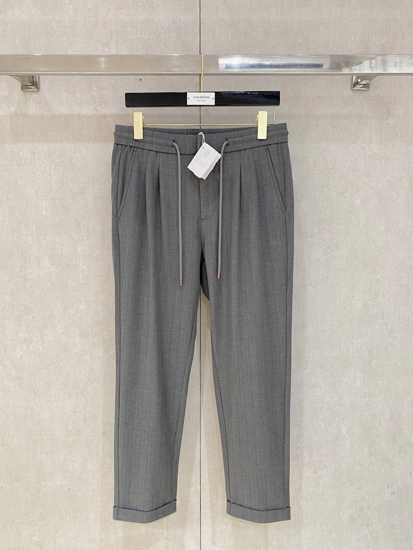 NO:414038,The counter official website will be released simultaneously! All accessories are customized for original products, and the trading company's genuine product orders. High-end custom imported fabrics are extracted from natural plant fibers. They are thinner than ordinary cotton fabrics. They feel soft and comfortable to wear. They are not easy to irritate the skin. The fabric is hygroscopic and breathable. Size: 48-58,,alexander wang19860909专柜官网同步发售！辅料全部原版定制出品,贸易公司真品订单.高级定制进口面料,以天然植物纖維提炼出来,比一般棉织物轻薄 手感柔软,穿着舒适 完全不易有刺激皮肤 面料吸湿性、透气性良好 尺码: 48-58,,alexander wang,Men's clothing