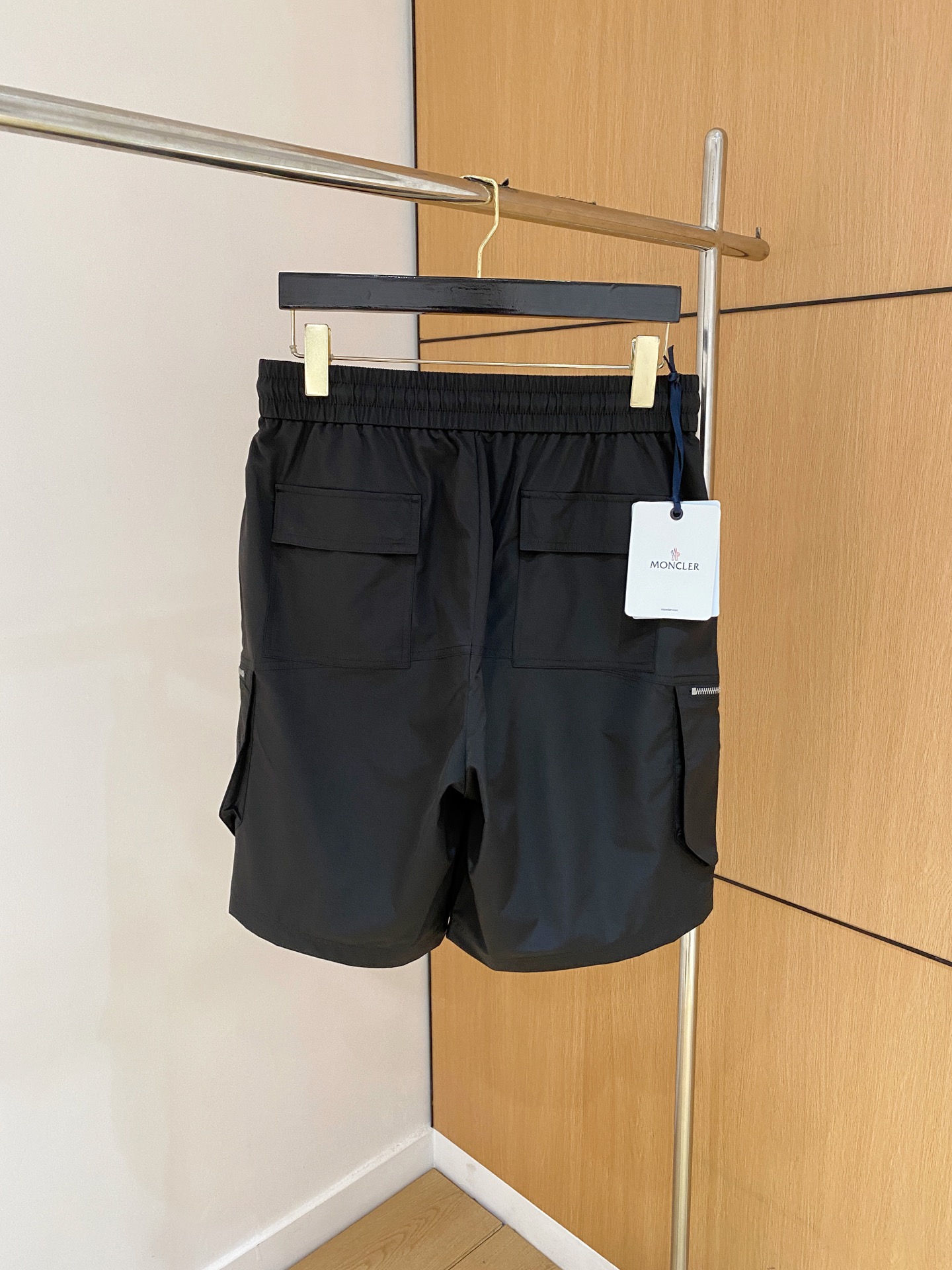  
Moncler  男士精品休闲裤顶级面料休闲短裤 最新款上身版型无敌正!绝对可以闭眼收的一款此款裤子