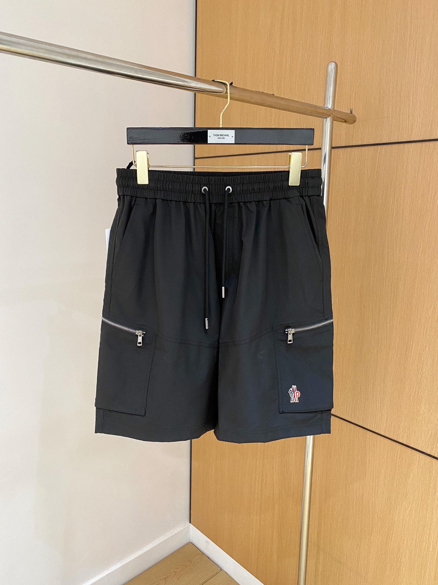  
Moncler  男士精品休闲裤顶级面料休闲短裤 最新款上身版型无敌正!绝对可以闭眼收的一款此款裤子