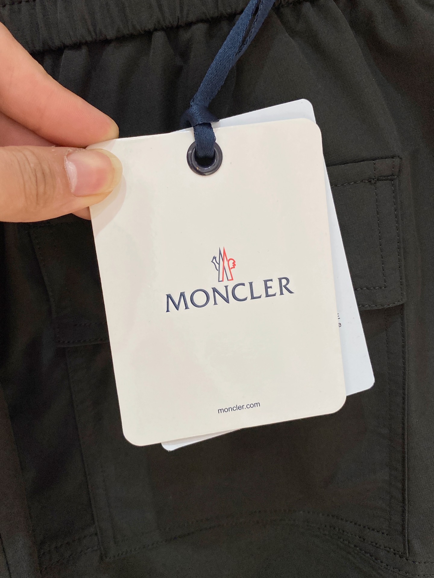  
Moncler  男士精品休闲裤顶级面料休闲短裤 最新款上身版型无敌正!绝对可以闭眼收的一款此款裤子