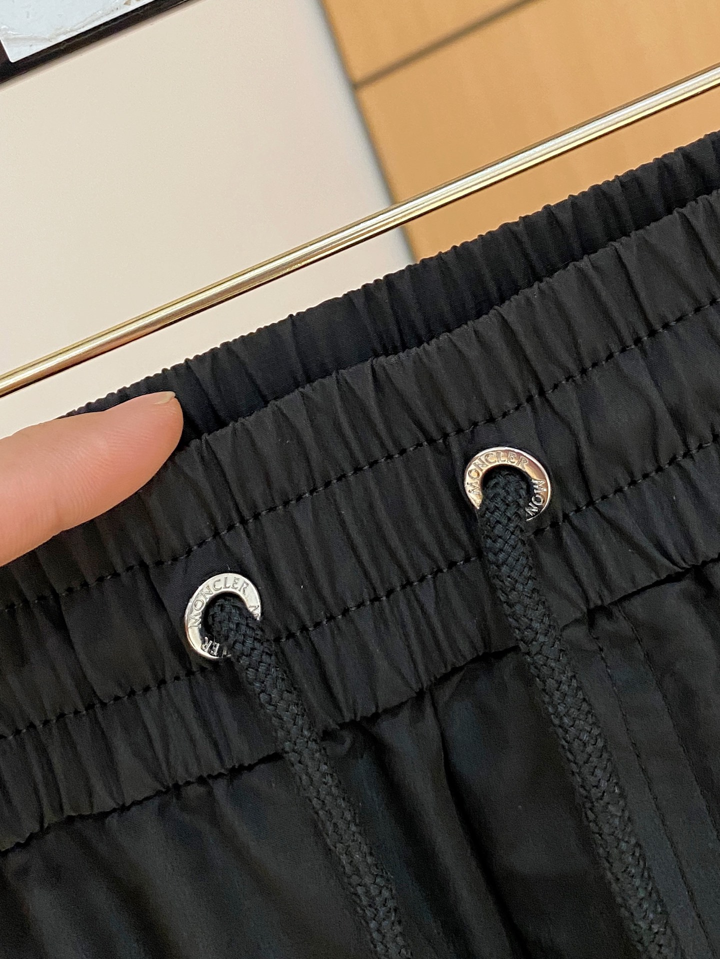  
Moncler  男士精品休闲裤顶级面料休闲短裤 最新款上身版型无敌正!绝对可以闭眼收的一款此款裤子