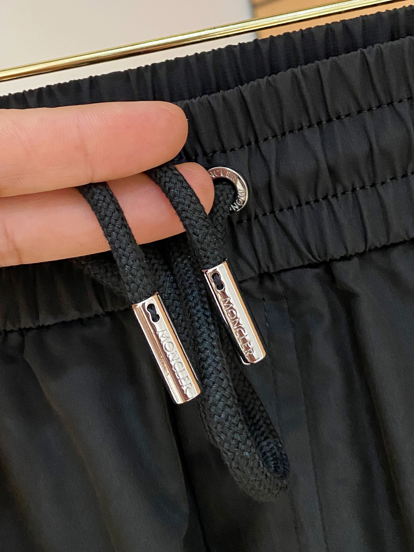  
Moncler  男士精品休闲裤顶级面料休闲短裤 最新款上身版型无敌正!绝对可以闭眼收的一款此款裤子