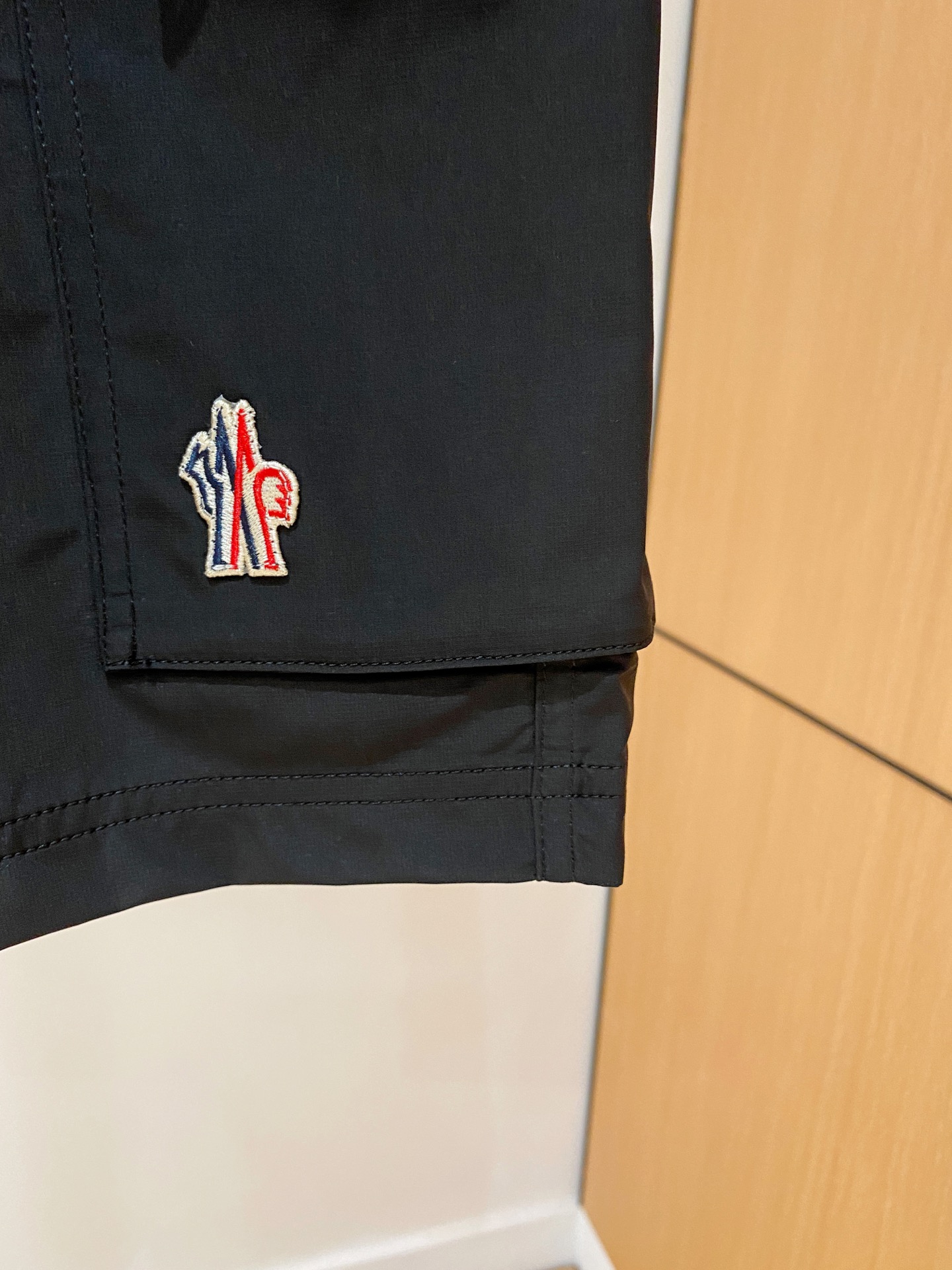  
Moncler  男士精品休闲裤顶级面料休闲短裤 最新款上身版型无敌正!绝对可以闭眼收的一款此款裤子