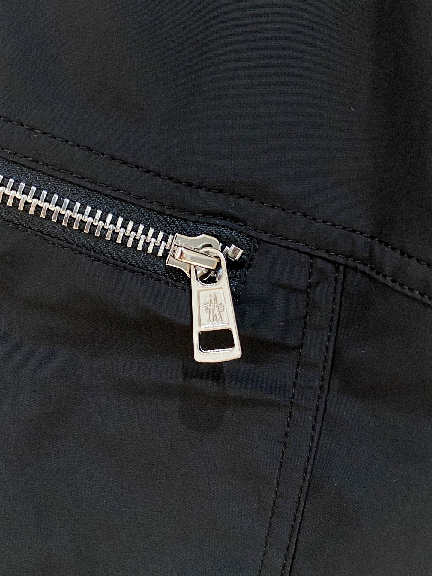  
Moncler  男士精品休闲裤顶级面料休闲短裤 最新款上身版型无敌正!绝对可以闭眼收的一款此款裤子
