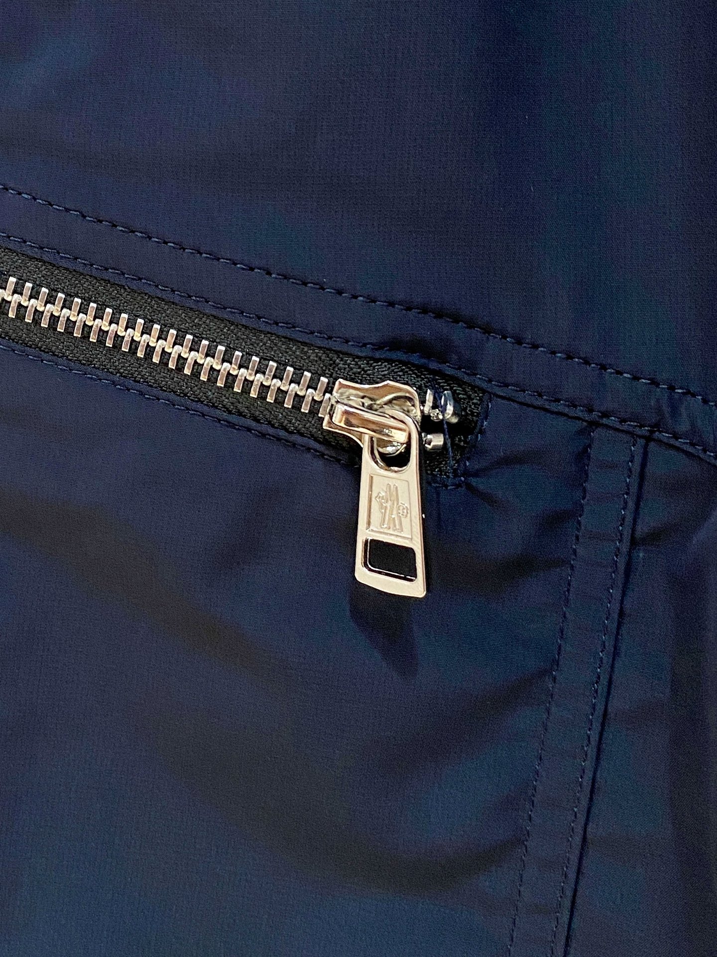  
Moncler  男士精品休闲裤顶级面料休闲短裤 最新款上身版型无敌正!绝对可以闭眼收的一款此款裤子