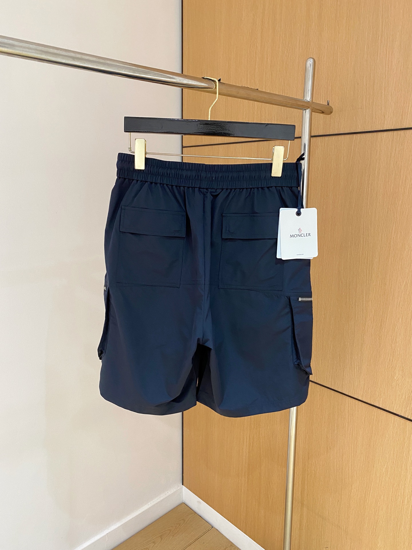  
Moncler  男士精品休闲裤顶级面料休闲短裤 最新款上身版型无敌正!绝对可以闭眼收的一款此款裤子