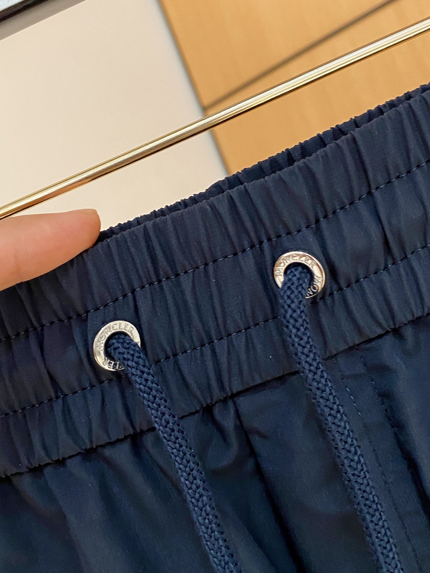  
Moncler  男士精品休闲裤顶级面料休闲短裤 最新款上身版型无敌正!绝对可以闭眼收的一款此款裤子