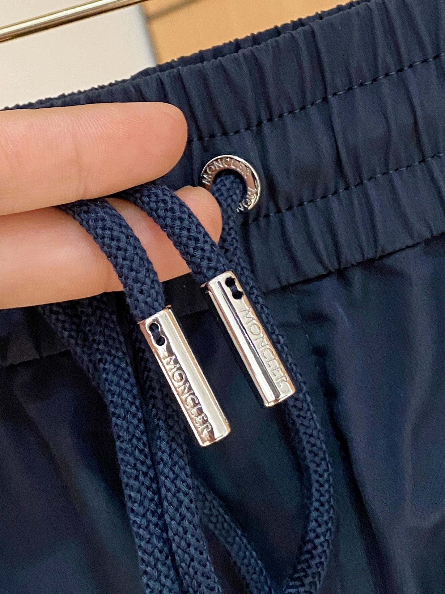  
Moncler  男士精品休闲裤顶级面料休闲短裤 最新款上身版型无敌正!绝对可以闭眼收的一款此款裤子