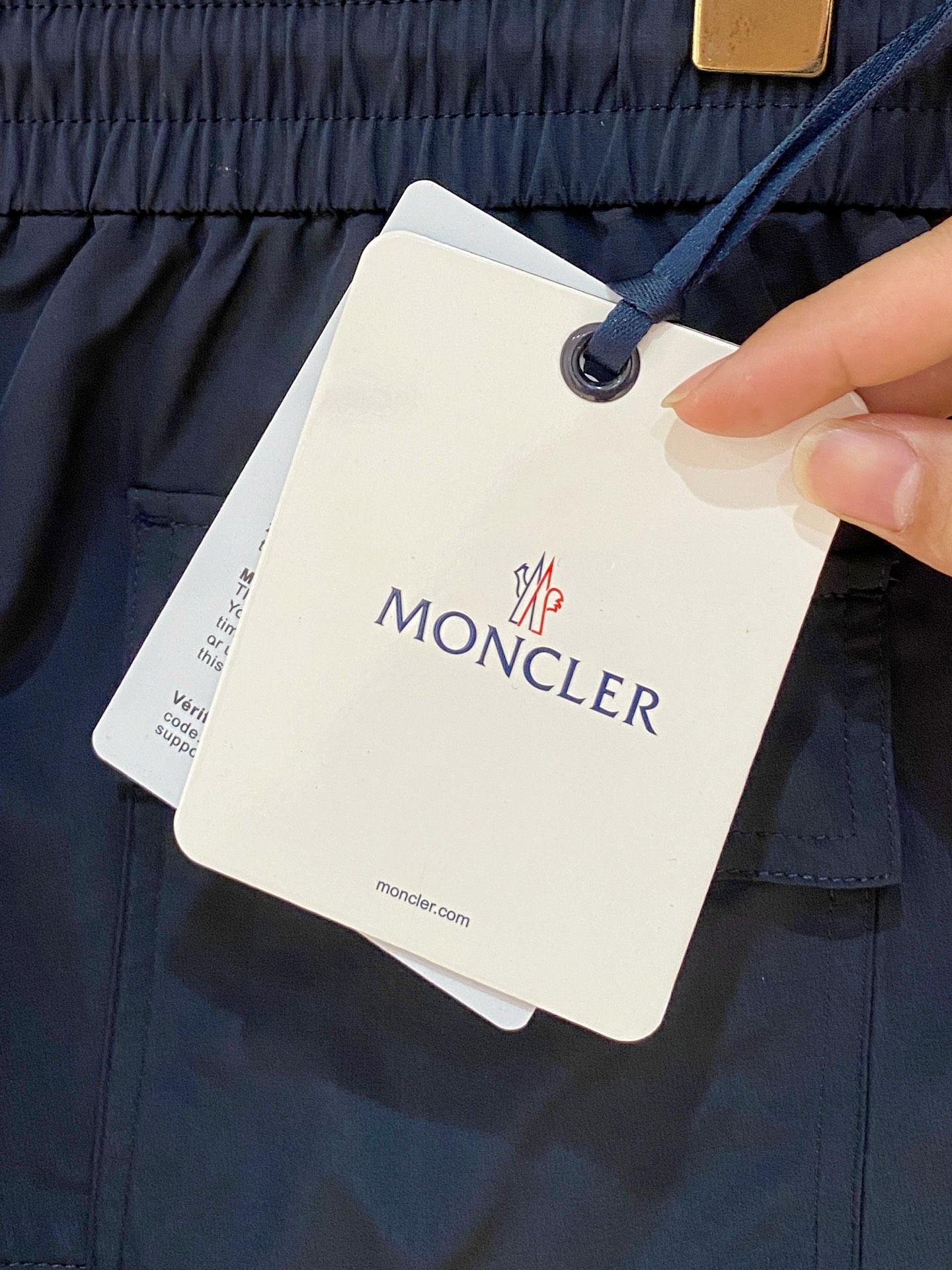  
Moncler  男士精品休闲裤顶级面料休闲短裤 最新款上身版型无敌正!绝对可以闭眼收的一款此款裤子