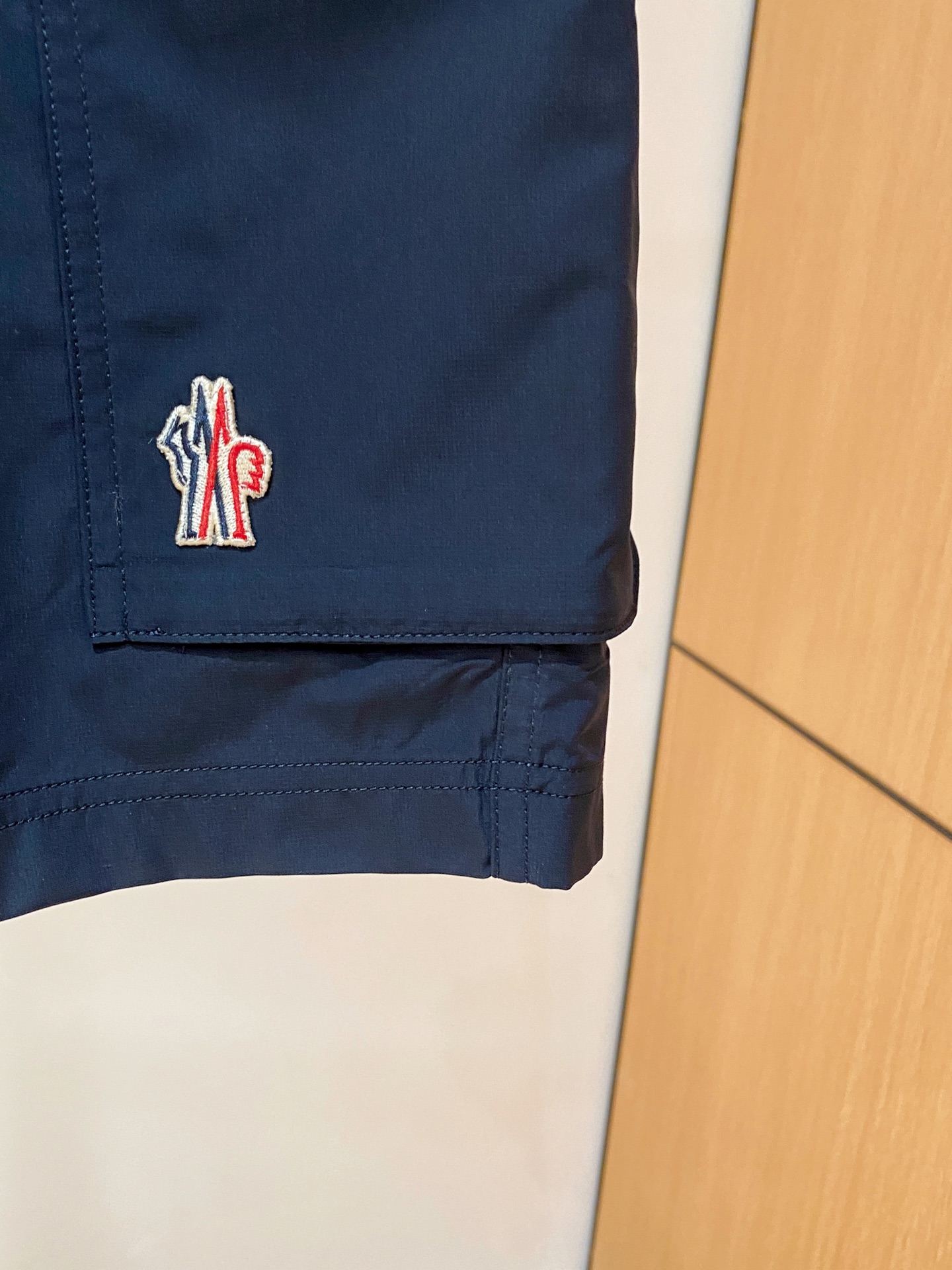  
Moncler  男士精品休闲裤顶级面料休闲短裤 最新款上身版型无敌正!绝对可以闭眼收的一款此款裤子