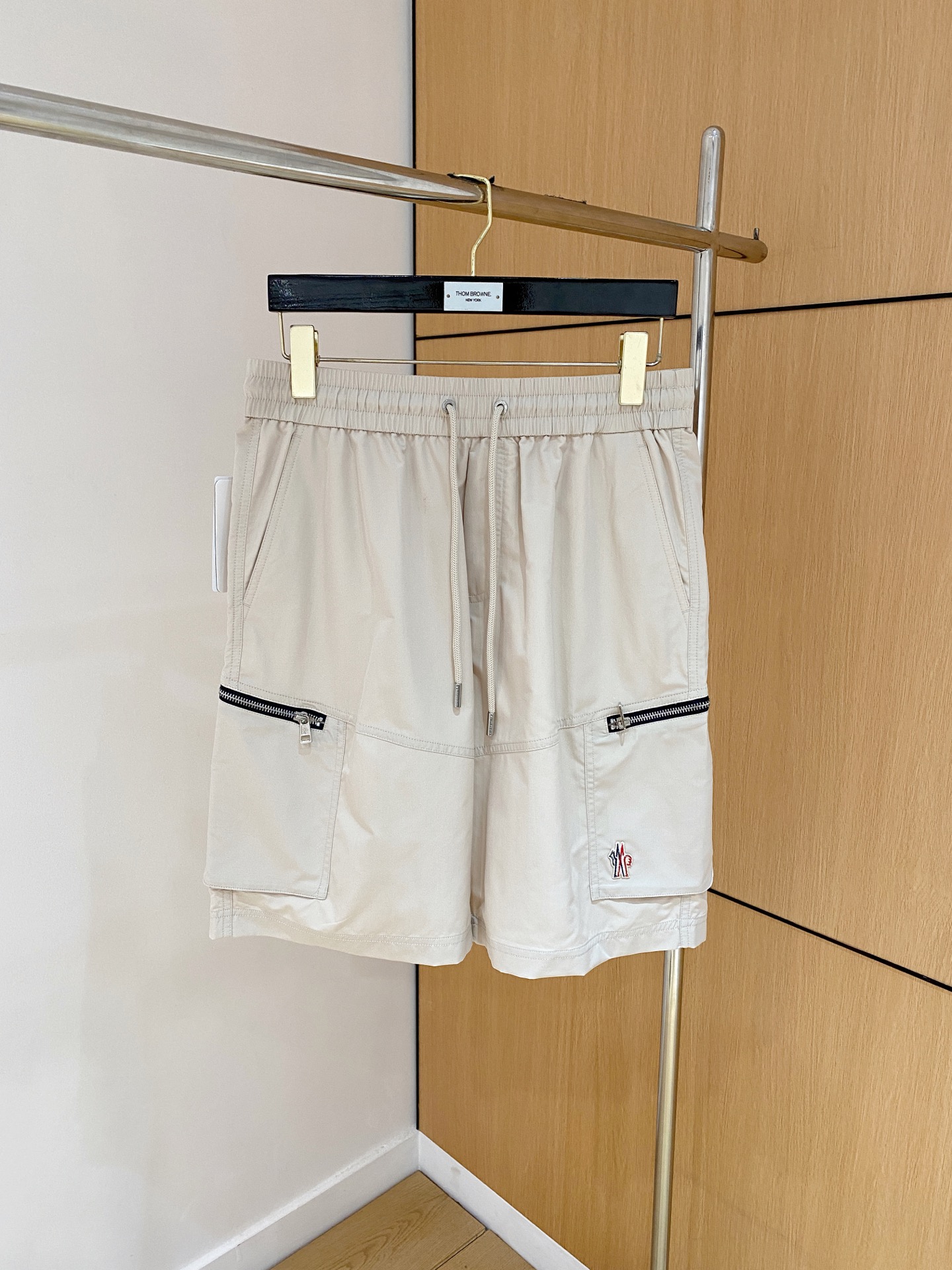  
Moncler  男士精品休闲裤顶级面料休闲短裤 最新款上身版型无敌正!绝对可以闭眼收的一款此款裤子