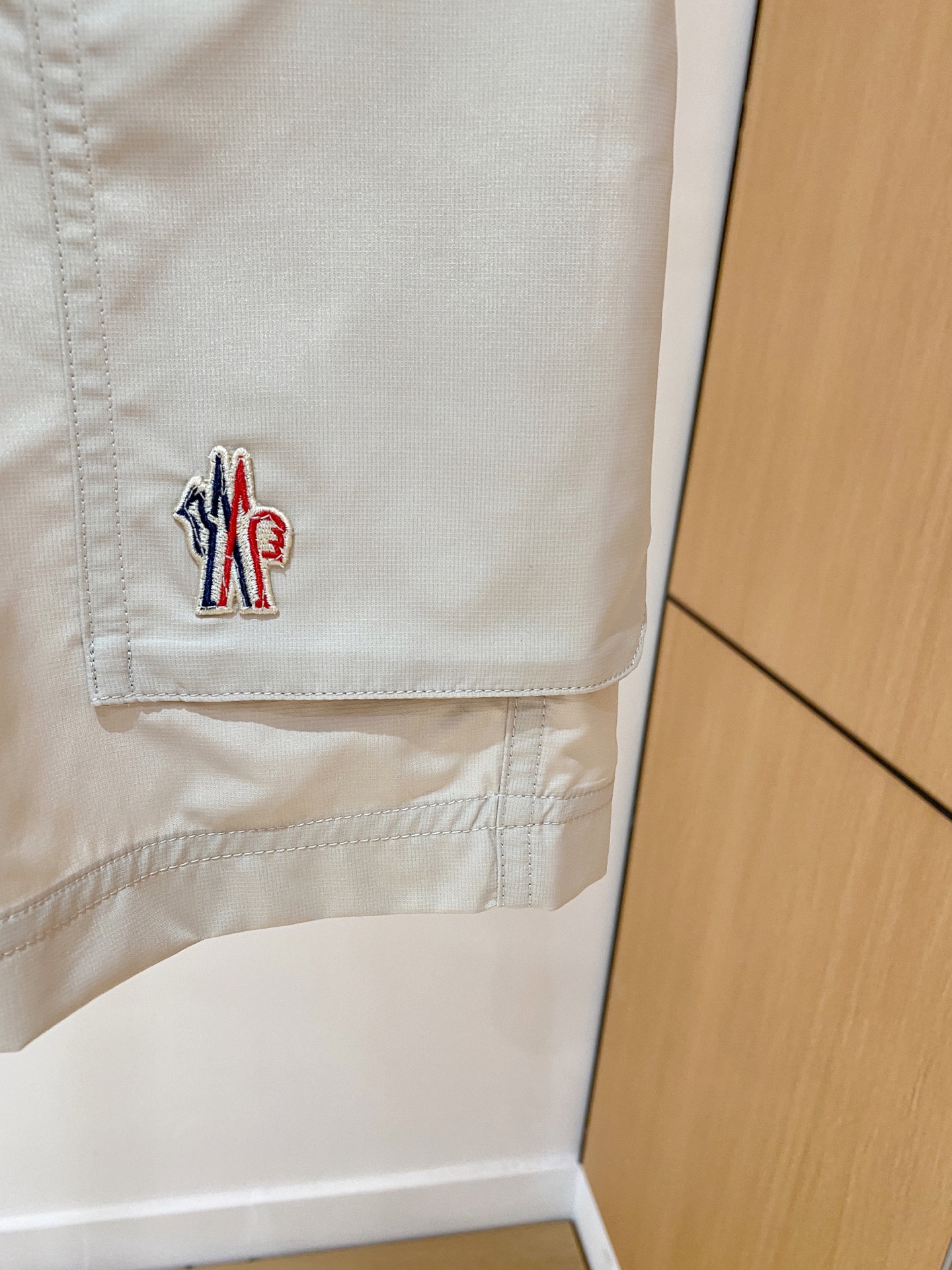  
Moncler  男士精品休闲裤顶级面料休闲短裤 最新款上身版型无敌正!绝对可以闭眼收的一款此款裤子