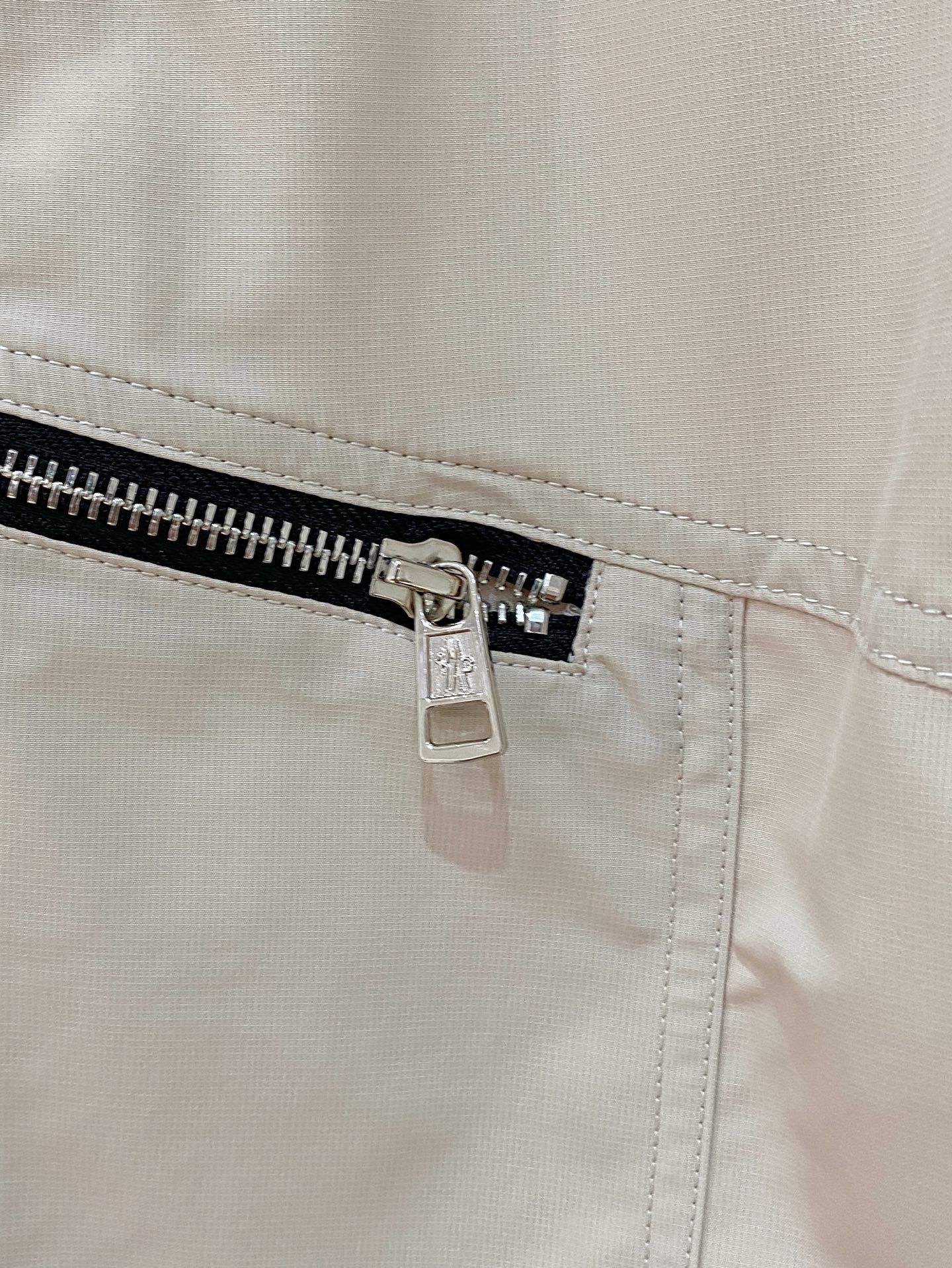  
Moncler  男士精品休闲裤顶级面料休闲短裤 最新款上身版型无敌正!绝对可以闭眼收的一款此款裤子