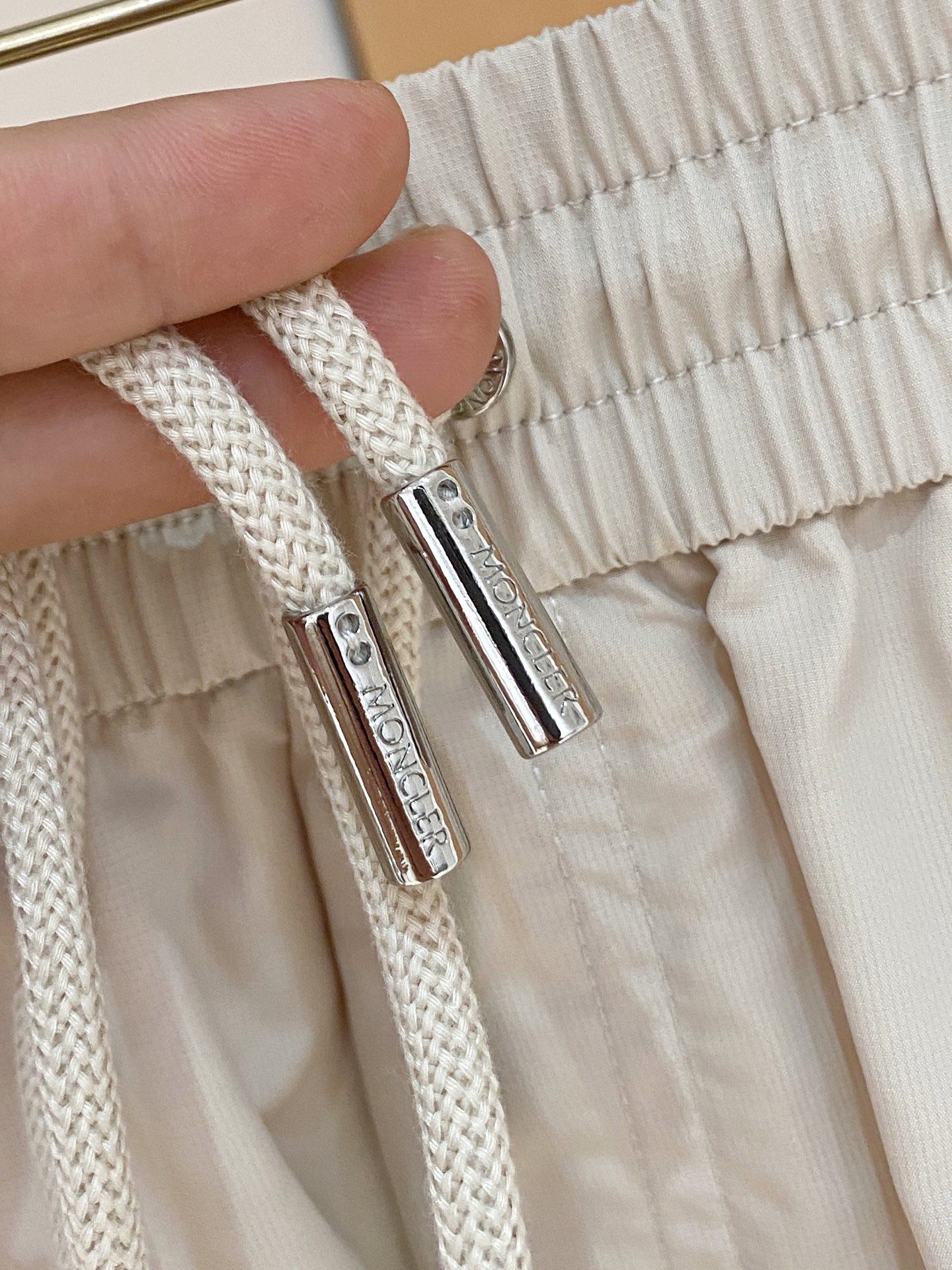  
Moncler  男士精品休闲裤顶级面料休闲短裤 最新款上身版型无敌正!绝对可以闭眼收的一款此款裤子