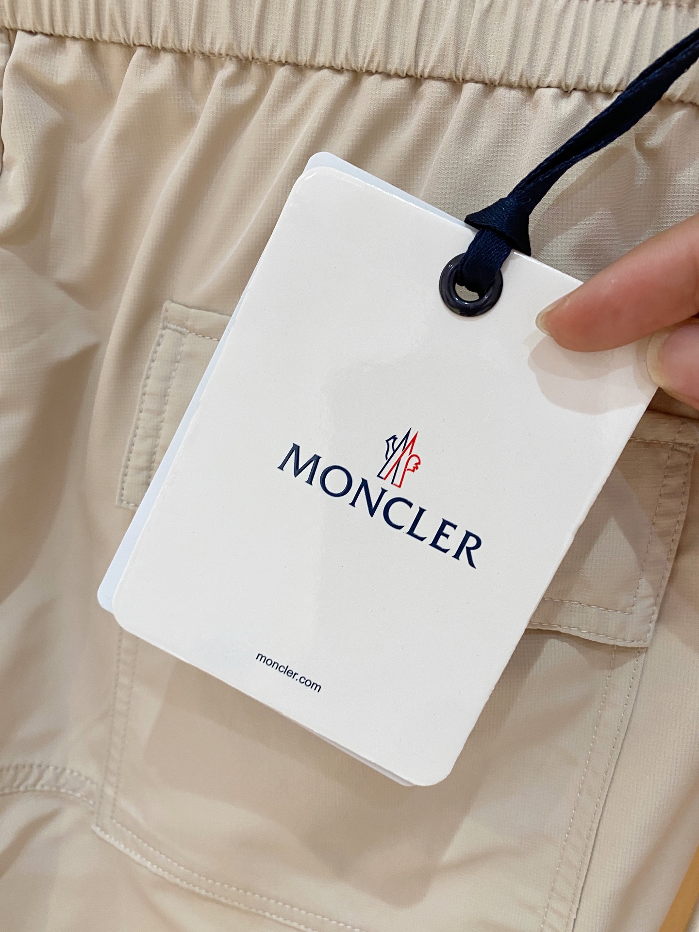  
Moncler  男士精品休闲裤顶级面料休闲短裤 最新款上身版型无敌正!绝对可以闭眼收的一款此款裤子
