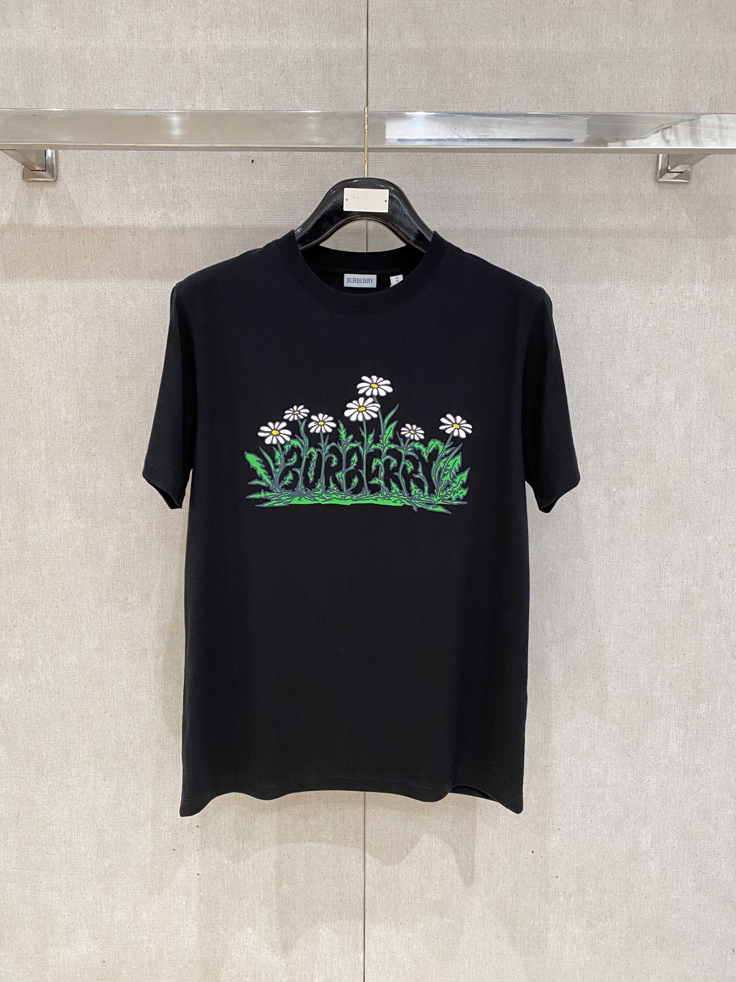 NO:161984,Burberry, 2025 new short-sleeved T-shirt, handsome and fashionable, chest foaming craftsmanship pattern letter logo, simple and versatile style. Fabric cotton is not only crisp, maintains a fashionable silhouette, but also comfortable to wear, and the yarn is more delicate, S-XL, burberry, T-shirt, tees, t-shirt, alexander wang19860909巴宝莉、2025新品短袖T恤,帅气时尚,胸前发泡工艺图案字母logo,简约百搭款.面料棉 不仅挺括,保持潮流的廓形,又穿着舒适,纱织更细腻,码数S-XL,,burberry,T-shirt,tees，t-shirt,alexander wang,Men's clothing