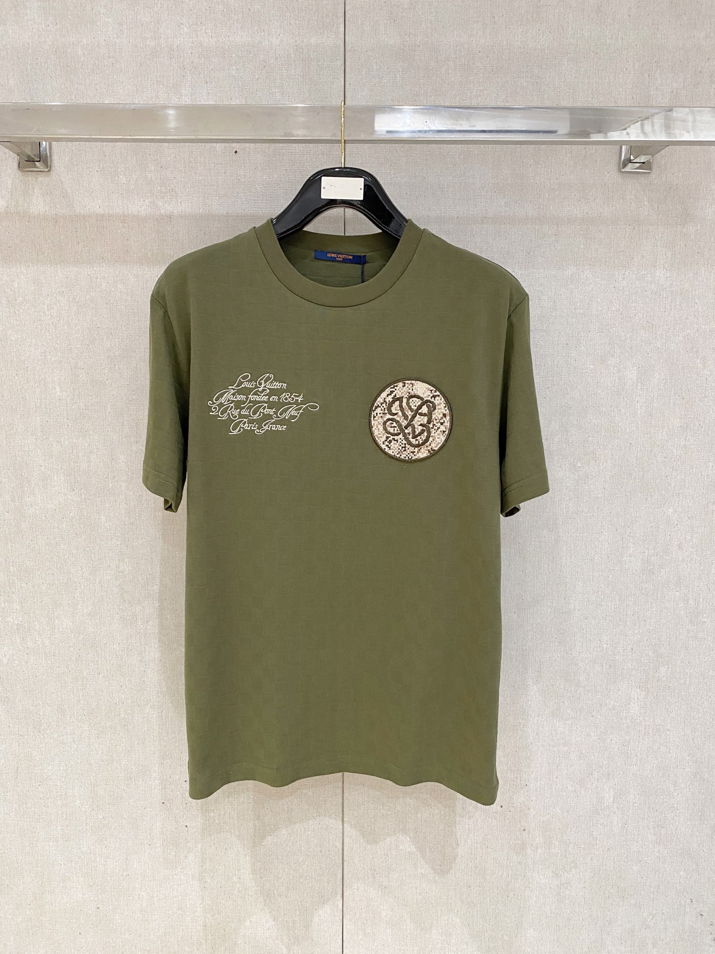 NO:161987,Louis Vuitton, 2025 new short-sleeved T-shirt, handsome and fashionable, exquisite embroidered letter logo on the chest, simple and versatile style. Fabric cotton is not only crisp, maintains the trendy silhouette, and is comfortable to wear, and the yarn is more delicate, S-XL, louis vuitton, T-shirt, tees, t-shirt, alexander wang19860909路易威登、2025新品短袖T恤,帅气时尚,胸前精致刺绣字母logo,简约百搭款.面料棉 不仅挺括,保持潮流的廓形,又穿着舒适,纱织更细腻,码数S-XL,,louis vuitton,T-shirt,tees，t-shirt,alexander wang,Men's clothing