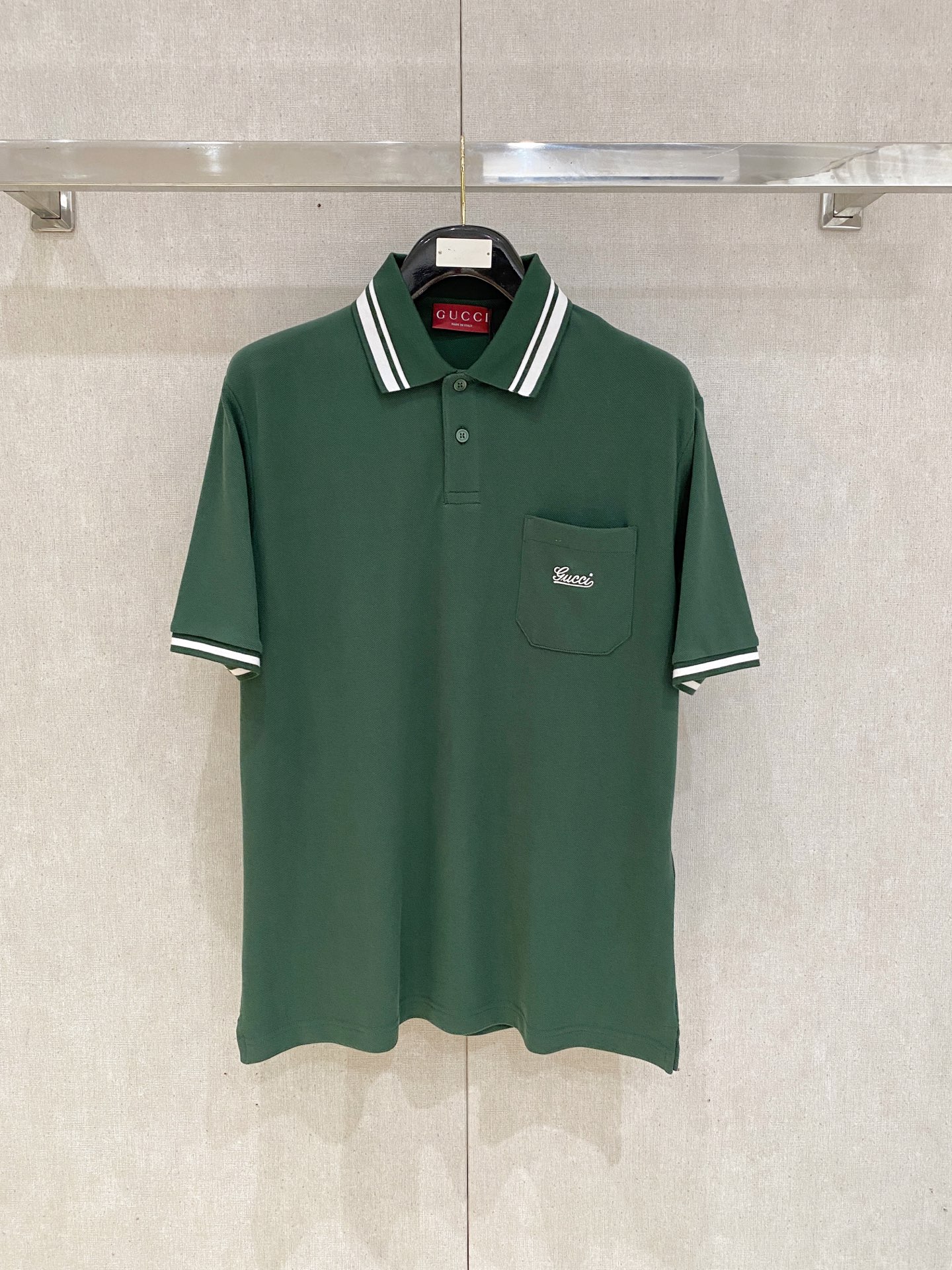 NO:161981,Guqi, 2025 new short-sleeved T-shirt, handsome and fashionable, exquisite embroidered letter logo on the chest, simple and versatile style. The fabric cotton is not only crisp, maintains the trendy silhouette, but also comfortable to wear, and the yarn is more delicate, S-XL, T-shirt,tees, t-shirt,alexander wang19860909古奇、2025新品短袖T恤,帅气时尚,胸前精致刺绣字母logo,简约百搭款.面料棉 不仅挺括,保持潮流的廓形,又穿着舒适,纱织更细腻,码数S-XL,,T-shirt,tees，t-shirt,alexander wang,Men's clothing