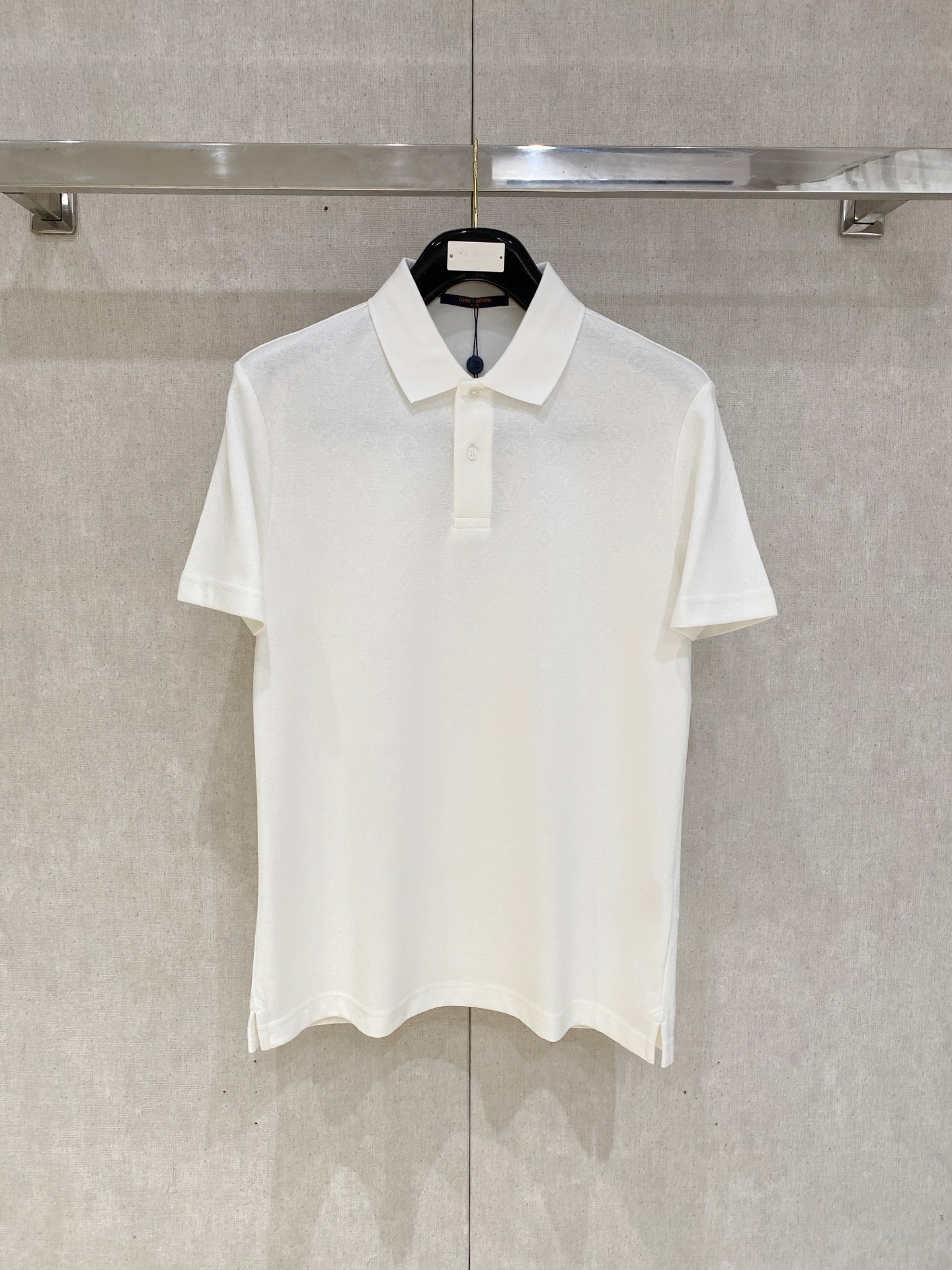 NO:161990,Louis Vuitton, 2025 new short-sleeved T-shirt, handsome and fashionable, top-level digital positioning printed dark floral pattern letter logo, simple and versatile style. Fabric cotton is not only crisp, maintains the trendy silhouette, and is comfortable to wear, and the yarn is more delicate, S-XL, louis vuitton, T-shirt, tees, t-shirt, alexander wang19860909路易威登、2025新品短袖T恤,帅气时尚,顶级数码定位印花暗花图案字母logo,简约百搭款.面料棉 不仅挺括,保持潮流的廓形,又穿着舒适,纱织更细腻,码数S-XL,,louis vuitton,T-shirt,tees，t-shirt,alexander wang,Men's clothing