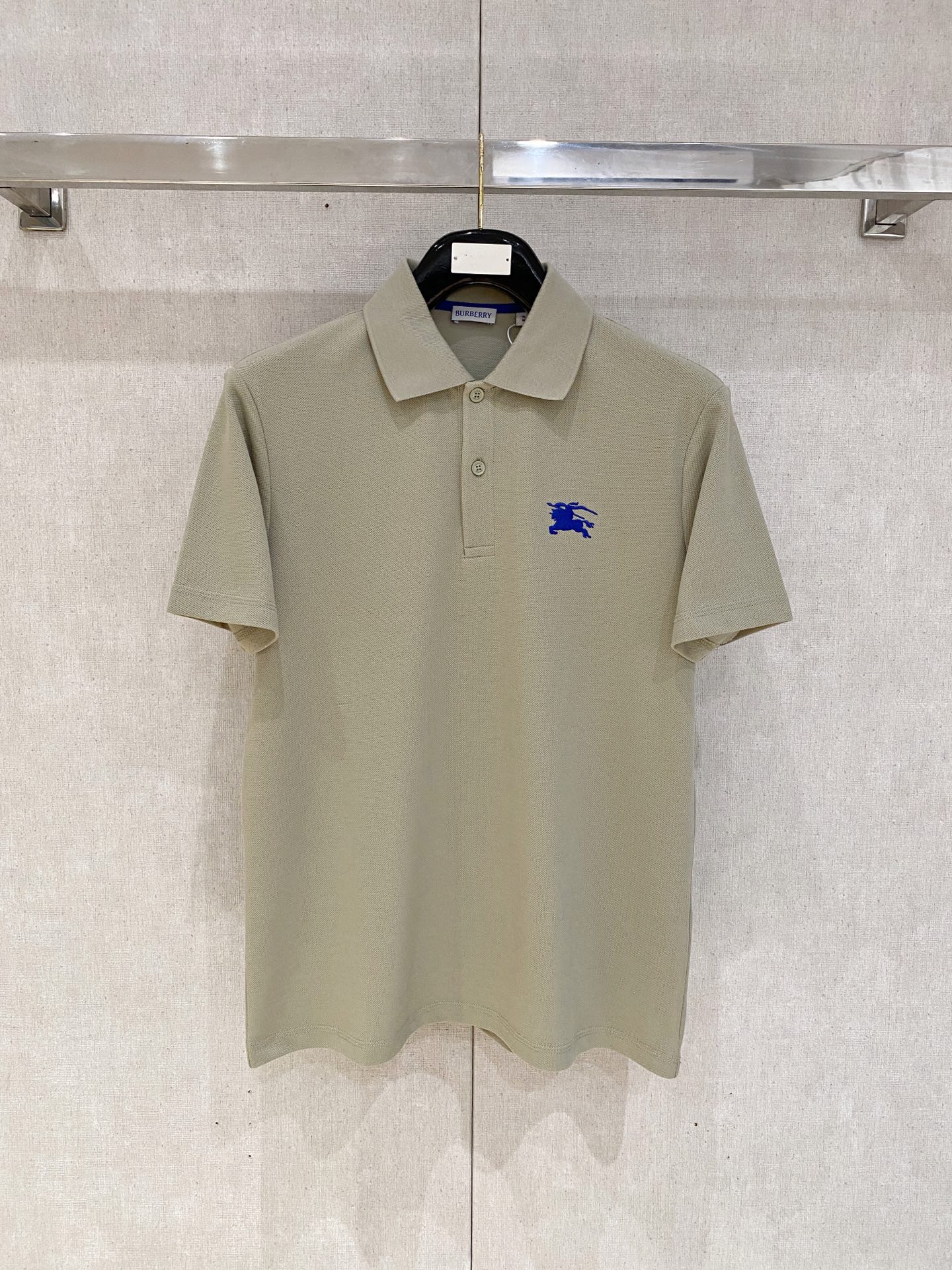 NO:161971,Burberry, 2025 new short-sleeved T-shirt, handsome and fashionable, classic Burberry webbing logo, simple and versatile style. Fabric cotton is not only crisp, maintains the trendy silhouette, but also comfortable to wear, and the yarn is more delicate, S-XL, burberry, T-shirt, tees, t-shirt, alexander wang19860909巴宝莉、2025新品短袖T恤,帅气时尚,衣领经典巴宝莉织带logo,简约百搭款.面料棉 不仅挺括,保持潮流的廓形,又穿着舒适,纱织更细腻,码数S-XL,,burberry,T-shirt,tees，t-shirt,alexander wang,Men's clothing