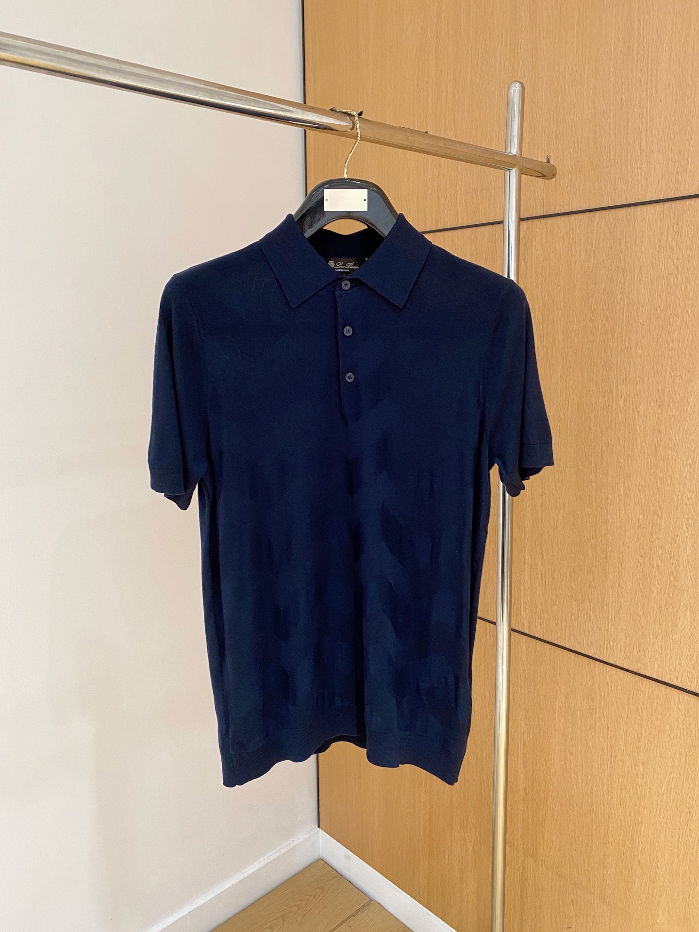 NO:513803,The counter official website will be released simultaneously! All accessories are customized for original products, and the trading company's genuine product orders. High-end custom imported fabrics are extracted from natural plant fibers. They are thinner than ordinary cotton fabrics. They feel soft and comfortable to wear. They are not easy to irritate the skin. The fabric is hygroscopic and breathable. Size: 48-56,,alexander wang19860909专柜官网同步发售！辅料全部原版定制出品,贸易公司真品订单.高级定制进口面料,以天然植物纖維提炼出来,比一般棉织物轻薄 手感柔软,穿着舒适 完全不易有刺激皮肤 面料吸湿性、透气性良好 尺码: 48-56,,alexander wang,Men's clothing