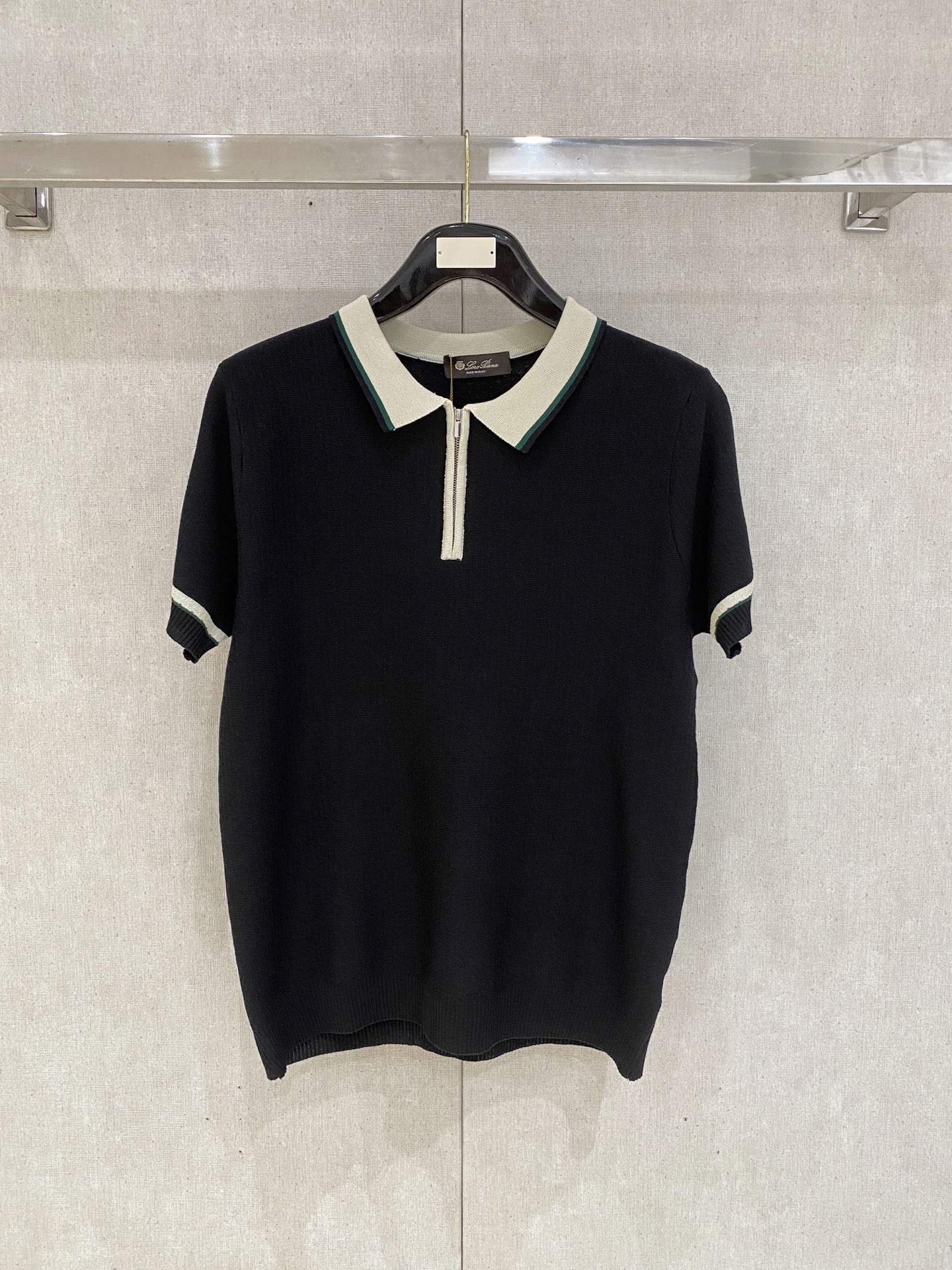 NO:414052,The counter official website will be released simultaneously! All accessories are customized for original products, and the trading company's genuine product orders. High-end custom imported fabrics are extracted from natural plant fibers. They are thinner than ordinary cotton fabrics. They feel soft and comfortable to wear. They are not easy to irritate the skin. The fabric is hygroscopic and breathable. Size: 48-56,,alexander wang19860909专柜官网同步发售！辅料全部原版定制出品,贸易公司真品订单.高级定制进口面料,以天然植物纖維提炼出来,比一般棉织物轻薄 手感柔软,穿着舒适 完全不易有刺激皮肤 面料吸湿性、透气性良好 尺码: 48-56,,alexander wang,Men's clothing