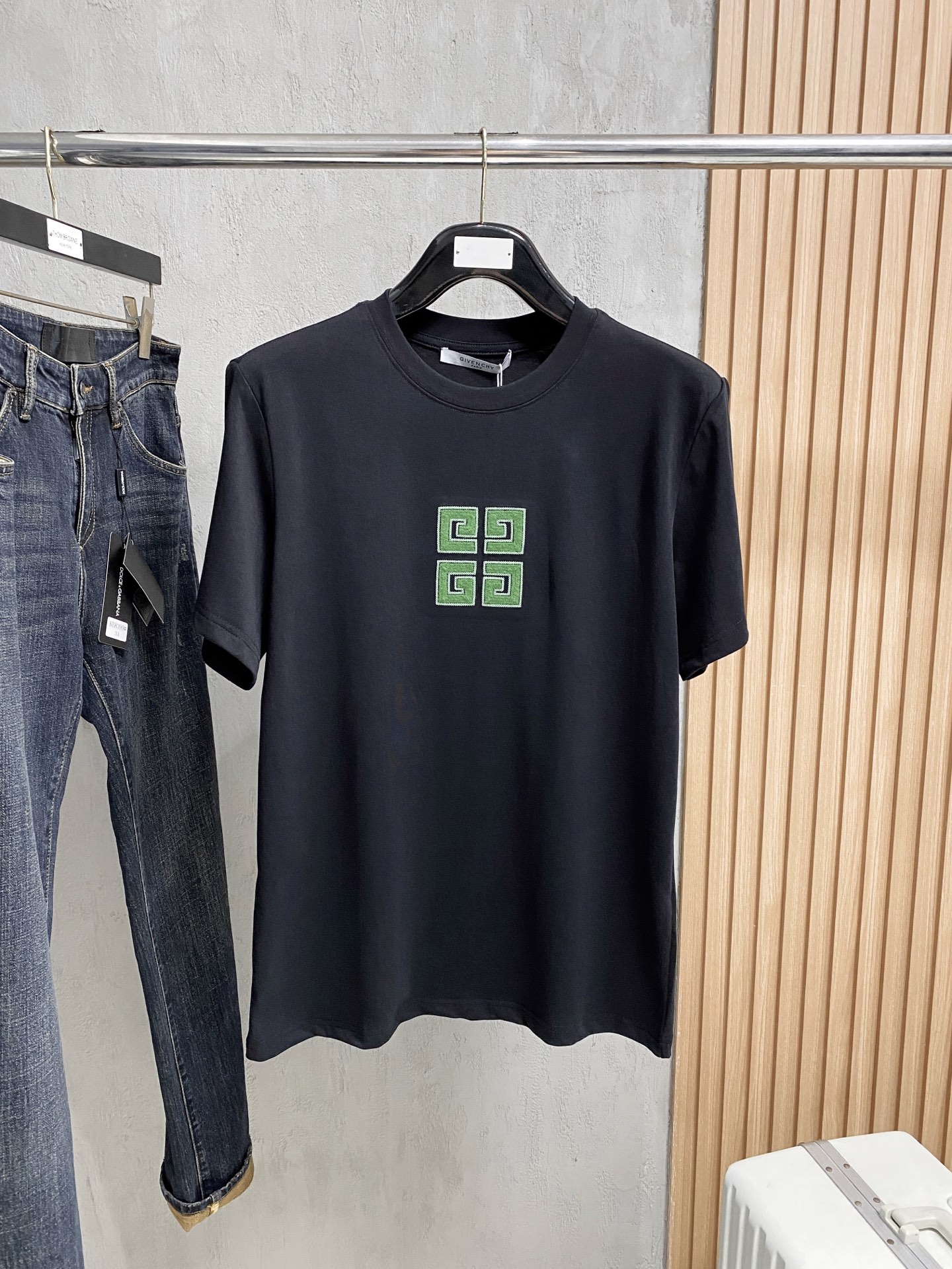 Givenchy Men's Logo Print Crew Neck Short Sleeve T-Shirt - Premium Cotton 2 i1746950189716 854 0 0