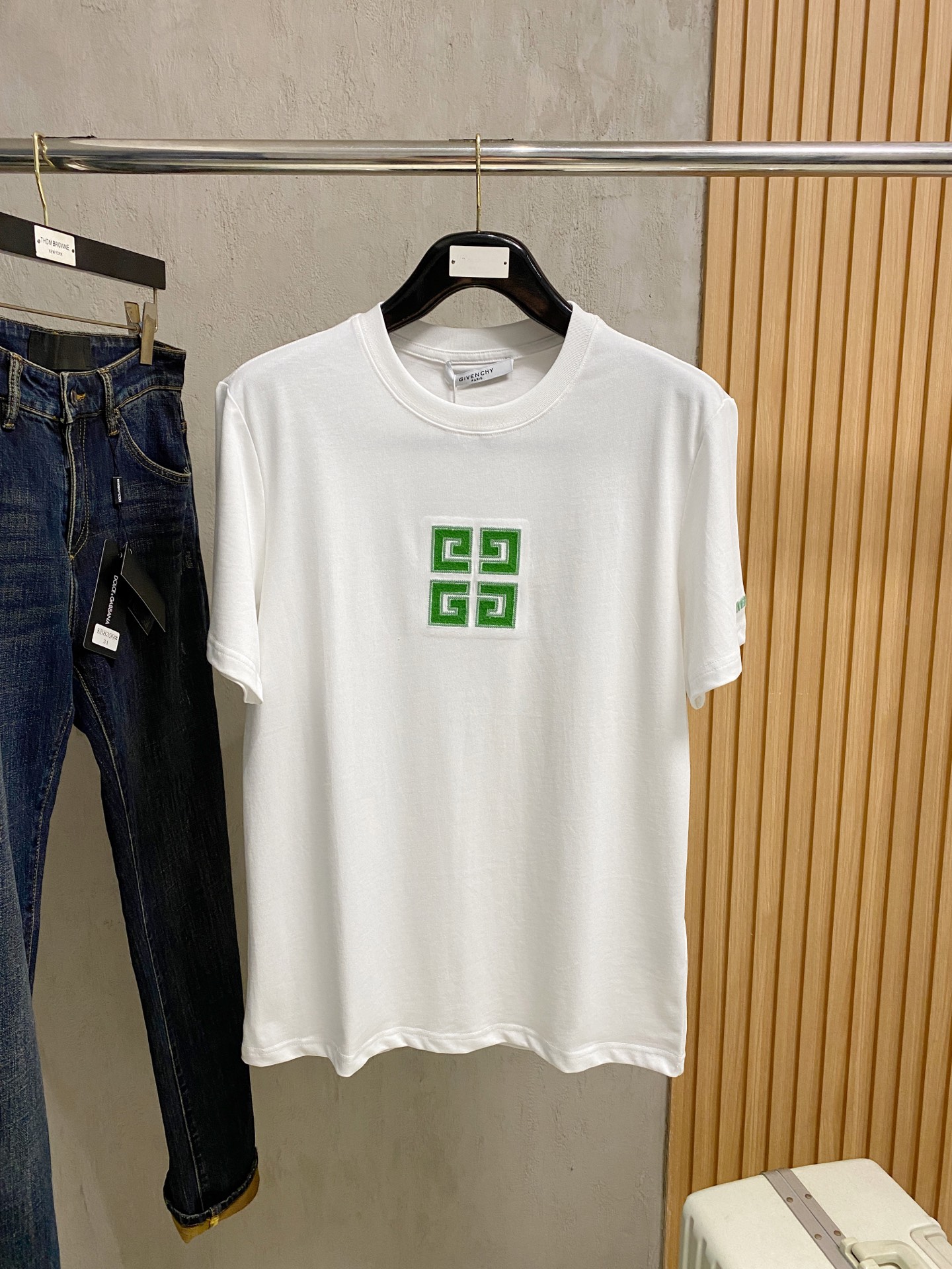 Givenchy Men's Logo Print Crew Neck Short Sleeve T-Shirt - Modern Fit 2 i1746950324504 8795 0 0