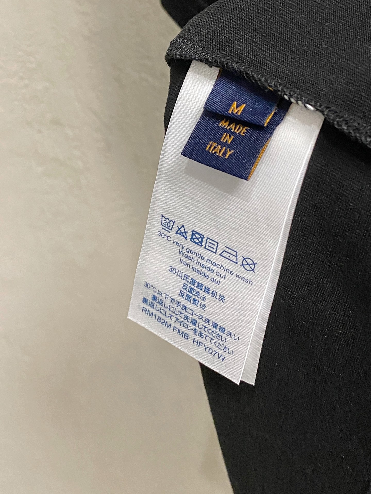 P120🍀 LV 2025春夏新款男女同款👫短袖T恤，最新款全网独家首上！！~既经典有时尚百搭，谁不爱啊，将经典再次展现，非常的耐看，自带低奢光环与辨识度！传统的品牌理念和现代化的先进技术进行了完美结合。加上极其现代摩登风范的简约设计，专属logo图案设计！定制百分百进口纯棉面料！此款的质感相当感人 触手便知规格档次 细腻程度与透气效果堪称顶级！
尺码：S-2XL