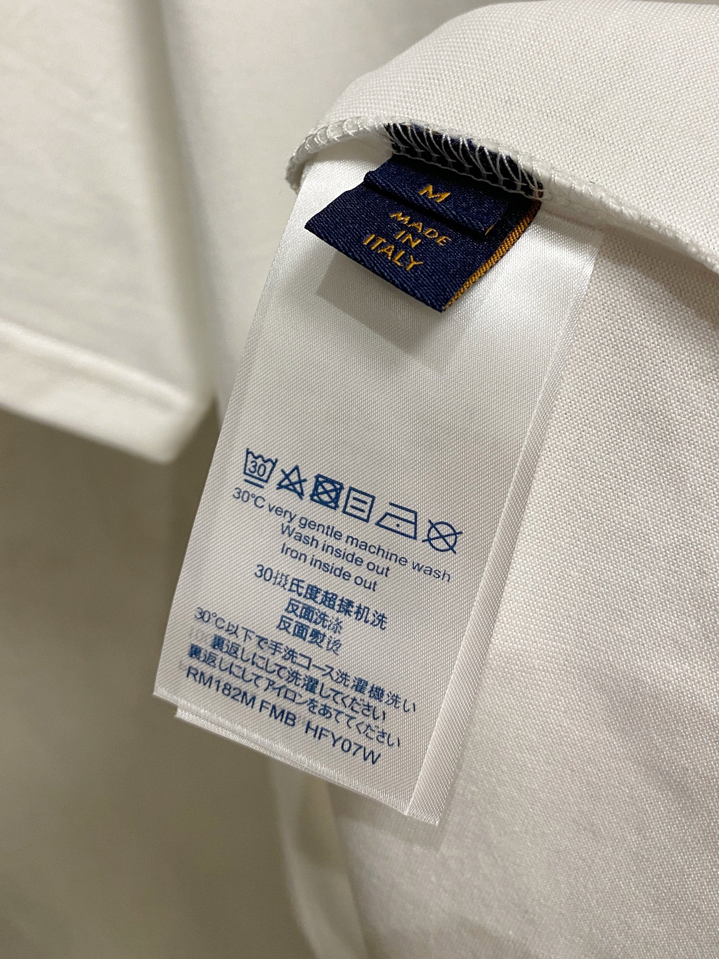 P120🍀 LV 2025春夏新款男女同款👫短袖T恤，最新款全网独家首上！！~既经典有时尚百搭，谁不爱啊，将经典再次展现，非常的耐看，自带低奢光环与辨识度！传统的品牌理念和现代化的先进技术进行了完美结合。加上极其现代摩登风范的简约设计，专属logo图案设计！定制百分百进口纯棉面料！此款的质感相当感人 触手便知规格档次 细腻程度与透气效果堪称顶级！
尺码：S-2XL