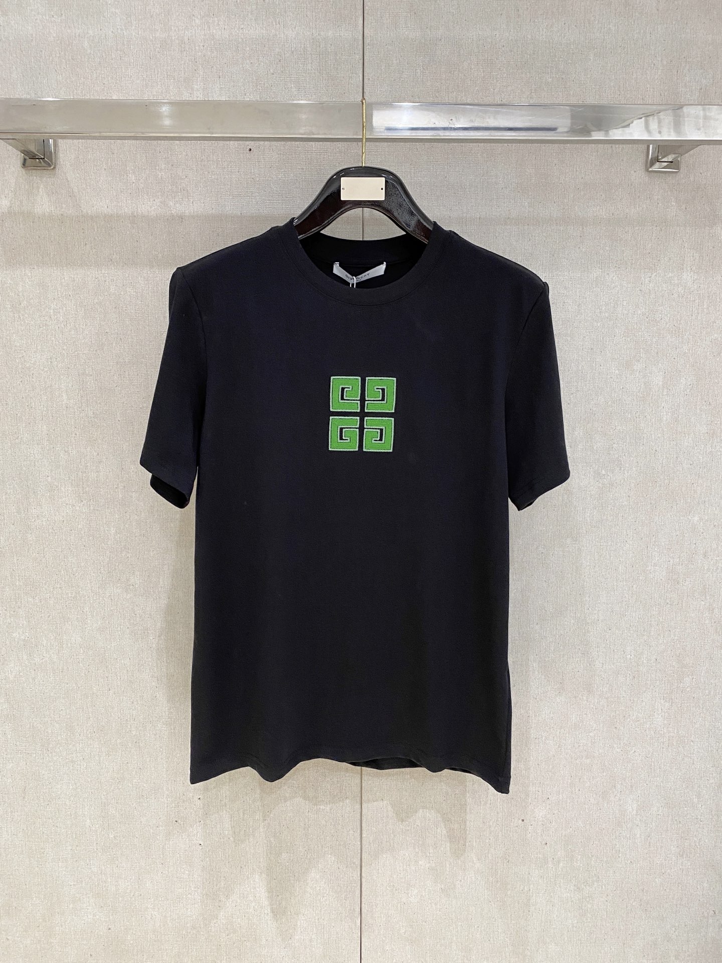 Givenchy 25SS T-Shirt: Hand-Painted Logo, Premium Cotton, Comfortable Fit 2 i1747059299932 9139 0 0