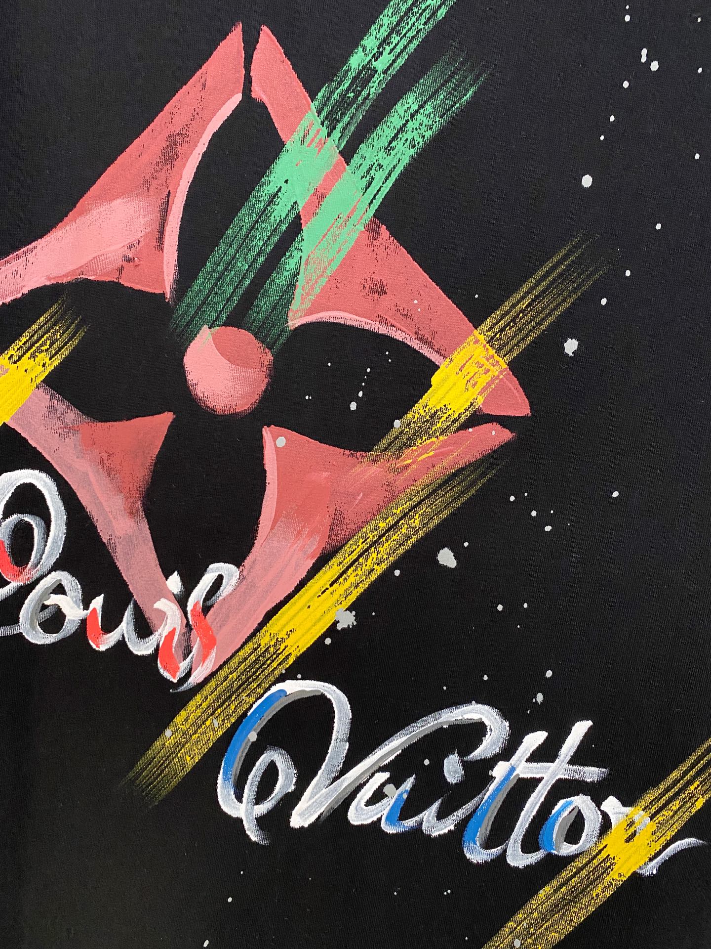 🌾退换# 路易威*LV 春夏新款首发专柜最新款短袖圆领T恤 手绘工艺 高端订制 设计前卫时尚！品牌log