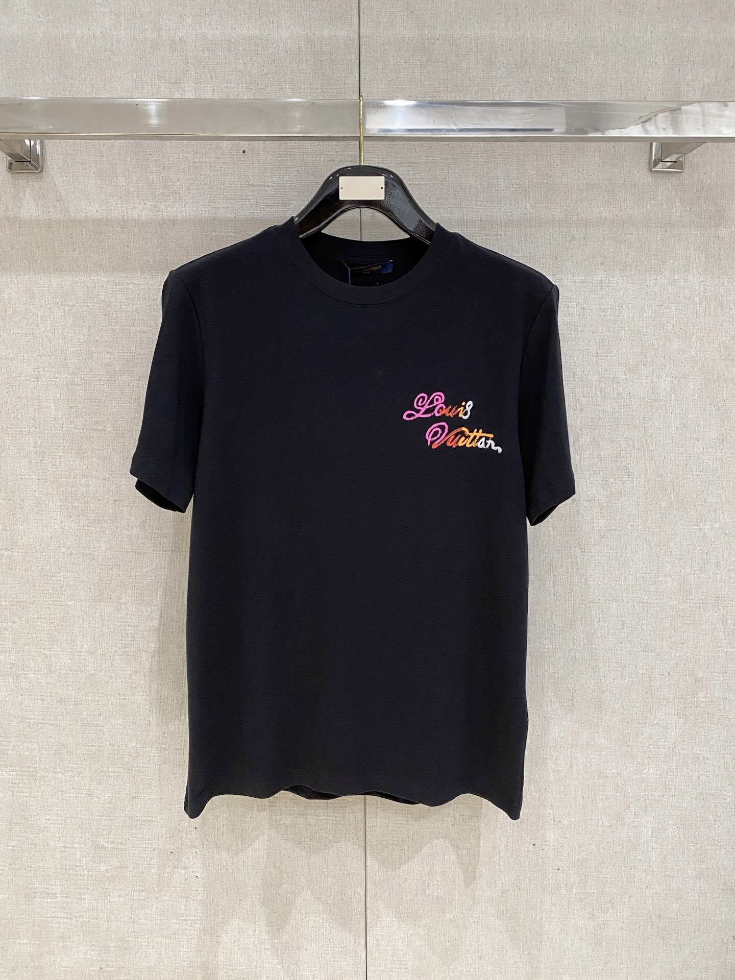 🌾退换# 路易威*LV 春夏新款首发专柜最新款短袖圆领T恤 手绘工艺 高端订制 设计前卫时尚！品牌log