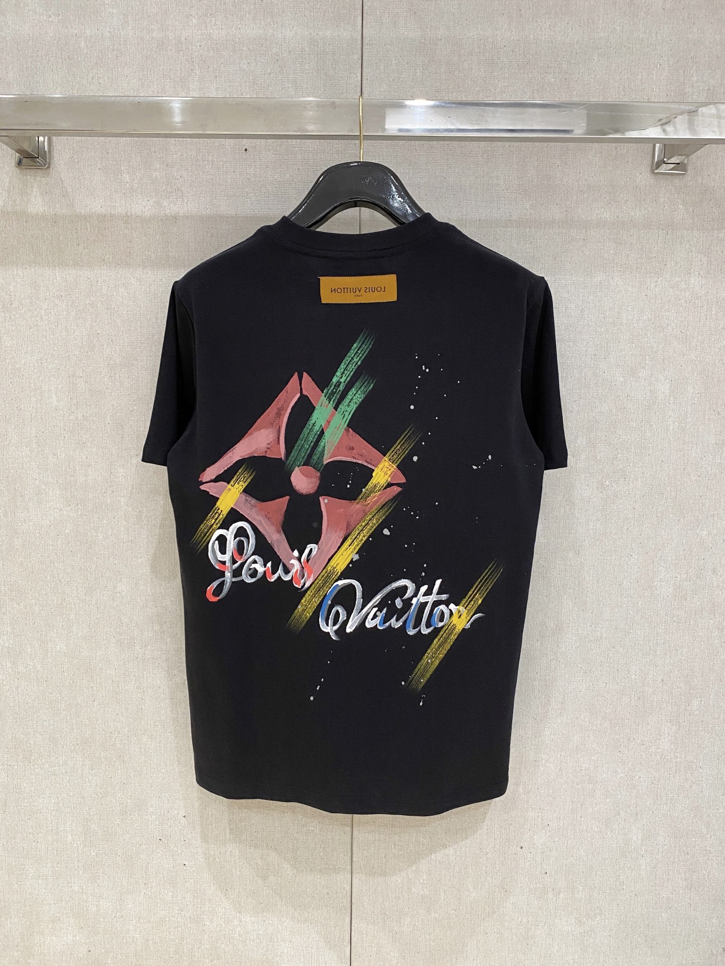 🌾退换# 路易威*LV 春夏新款首发专柜最新款短袖圆领T恤 手绘工艺 高端订制 设计前卫时尚！品牌log