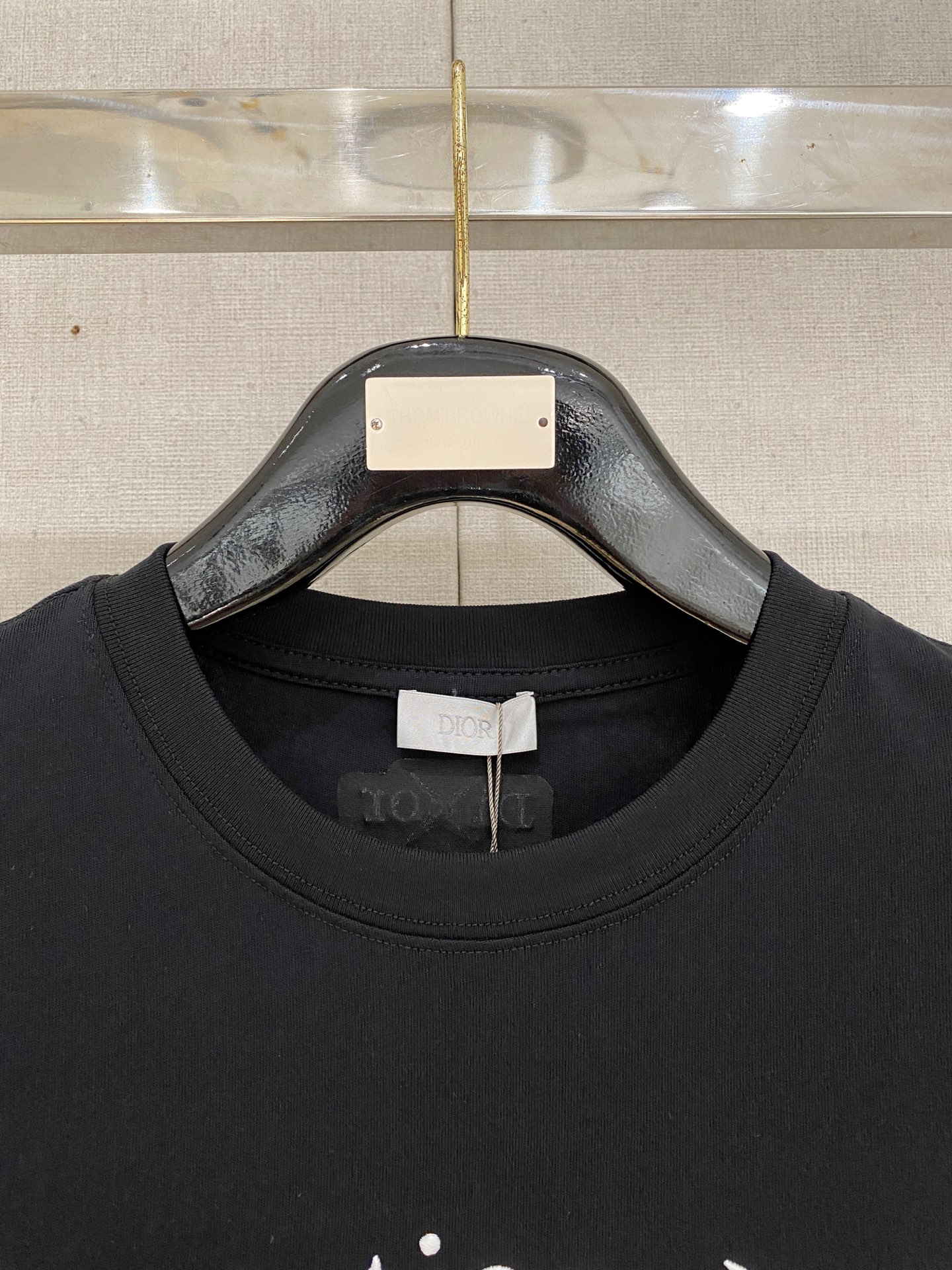 🌾退换# 迪*Dior 春夏新款首发专柜最新款短袖圆领T恤 高端订制 设计前卫时尚！品牌logo重工艺设