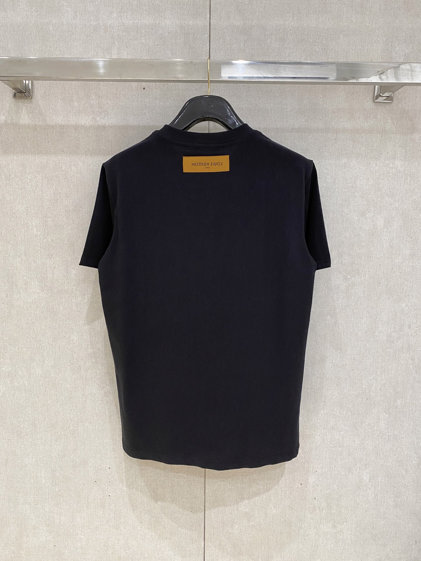 🌾退换# 路易威*LV 春夏新款首发专柜最新款短袖圆领T恤 高端订制 设计前卫时尚！品牌logo重工艺设