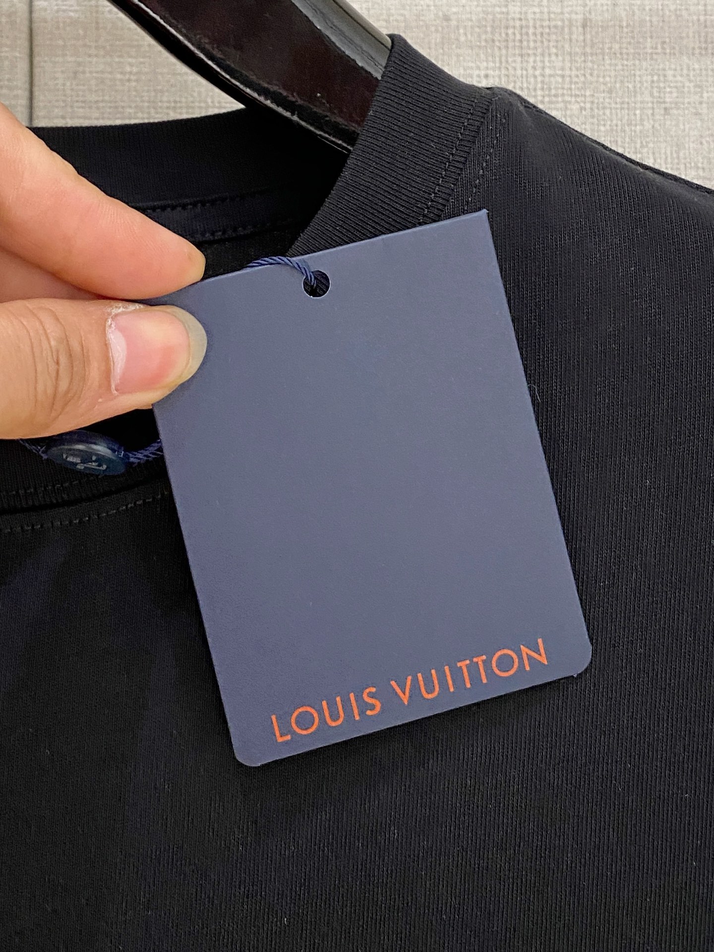 🌾退换# 路易威*LV 春夏新款首发专柜最新款短袖圆领T恤 高端订制 设计前卫时尚！品牌logo重工艺设