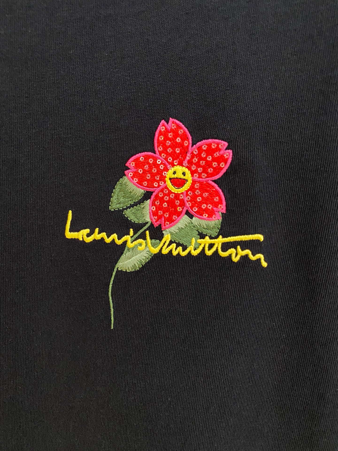 🌾退换# 路易威*LV 春夏新款首发专柜最新款短袖圆领T恤 高端订制 设计前卫时尚！品牌logo重工艺设