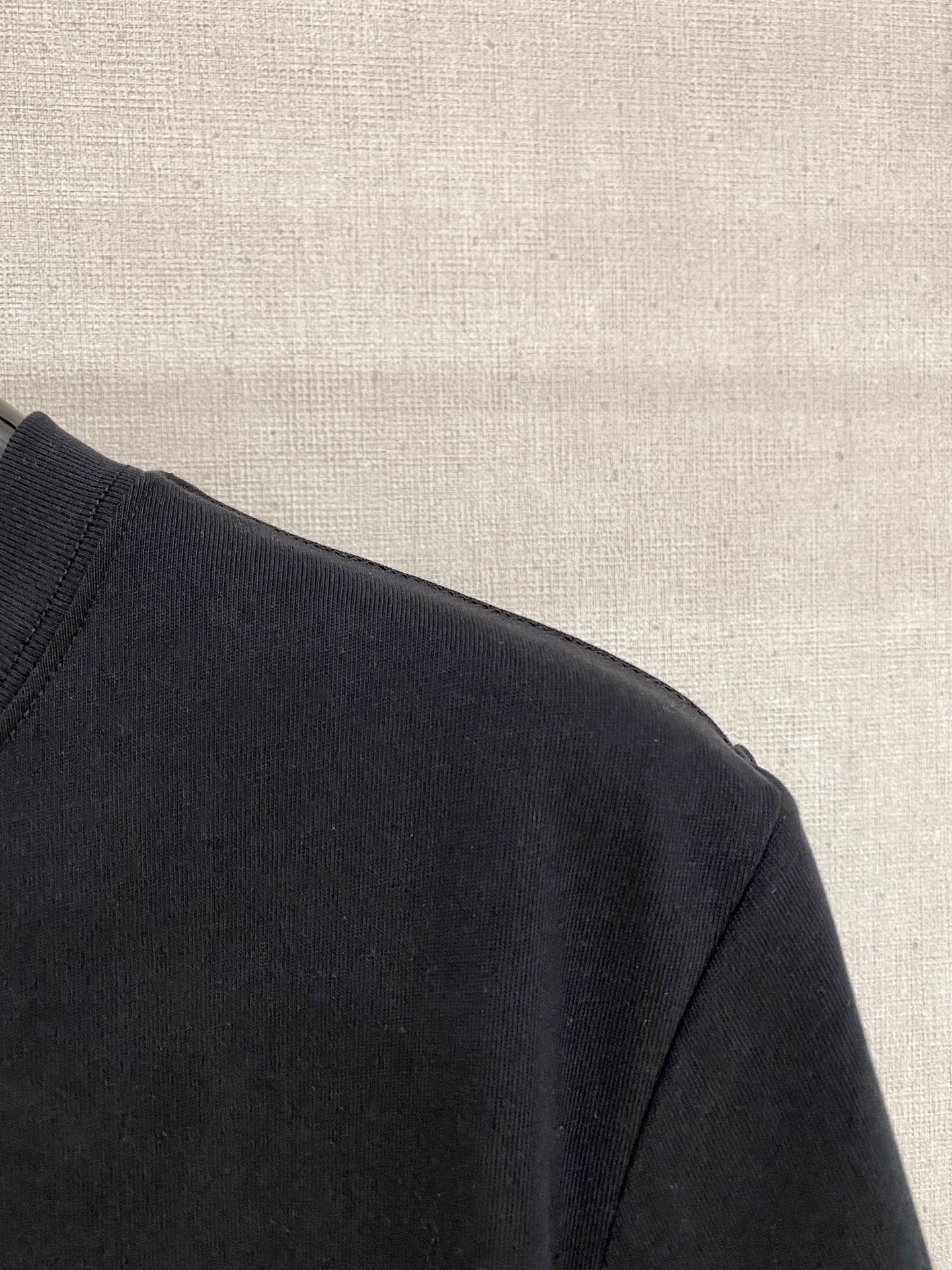 🌾退换# 路易威*LV 春夏新款首发专柜最新款短袖圆领T恤 高端订制 设计前卫时尚！品牌logo重工艺设