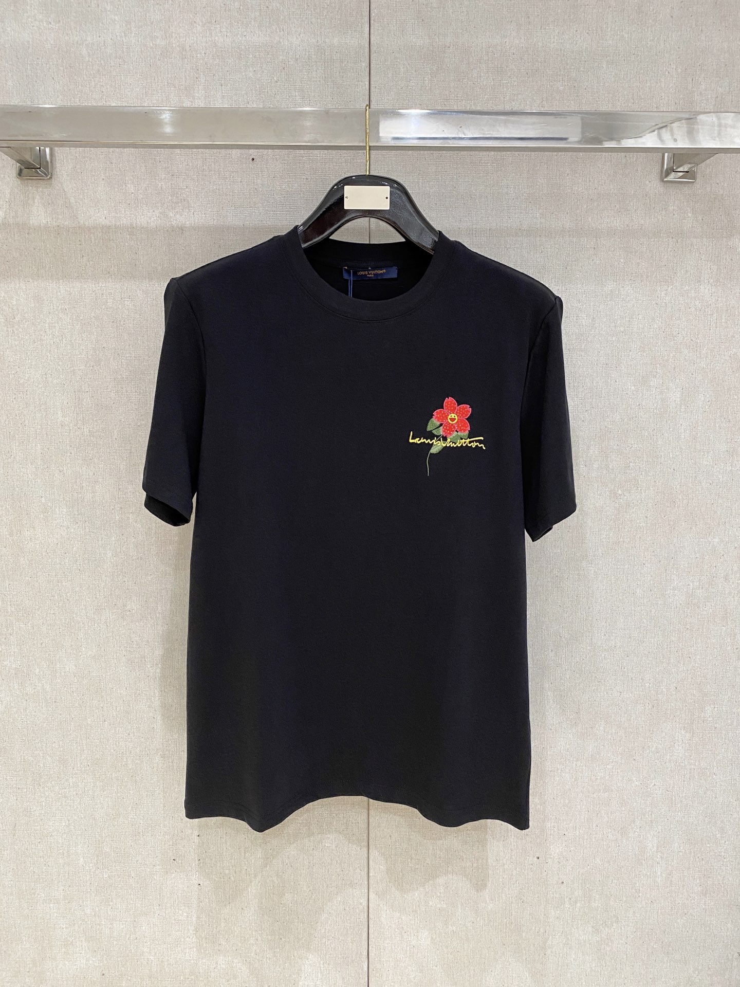 🌾退换# 路易威*LV 春夏新款首发专柜最新款短袖圆领T恤 高端订制 设计前卫时尚！品牌logo重工艺设