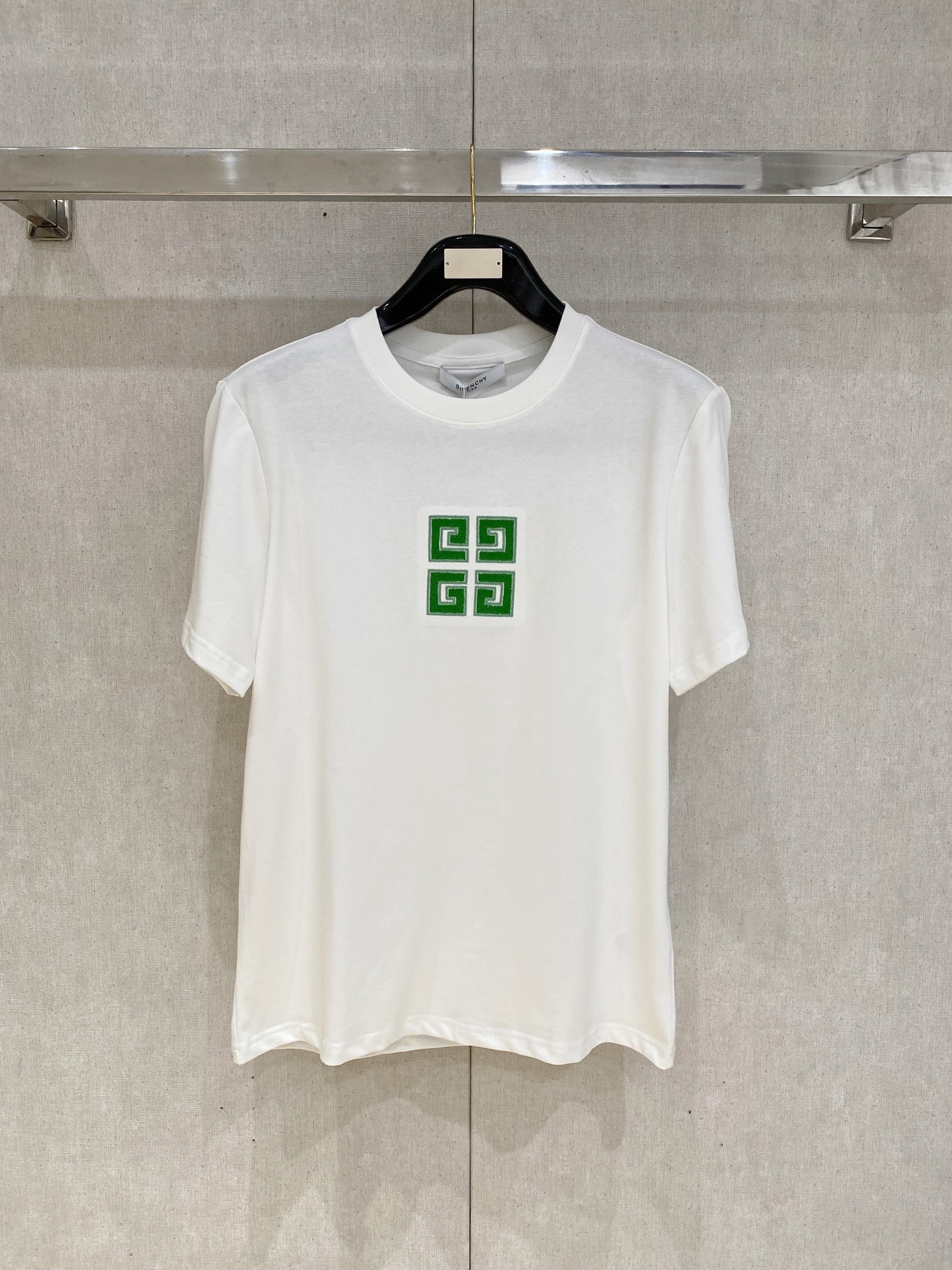 NO:458018,Givenchy 25ss Spring and Summer New Style First Counter Latest Short Sleeve Round Neck T-shirt Hand-painted Craftsmanship High-end Customization Design Avant-garde and fashionable!  Brand logo heavy craft design High-end customized 240g fabric. Soft feel and comfortable to wear. Premium car line with counter level. Black and white. S-2XL, given, given, given, T-shirt, tees, t-shirt, alexander wang19860909纪梵*Givenchy 25ss春夏新款首发专柜最新款短袖圆领T恤 手绘工艺 高端订制 设计前卫时尚！品牌logo重工艺设计 高端定制240克面料.手感柔软.穿着舒适.专柜级别精致车线.颜色黑色.白色.码数S-2XL,,givenchy,givenchy,T-shirt,tees，t-shirt,alexander wang,Men's clothing